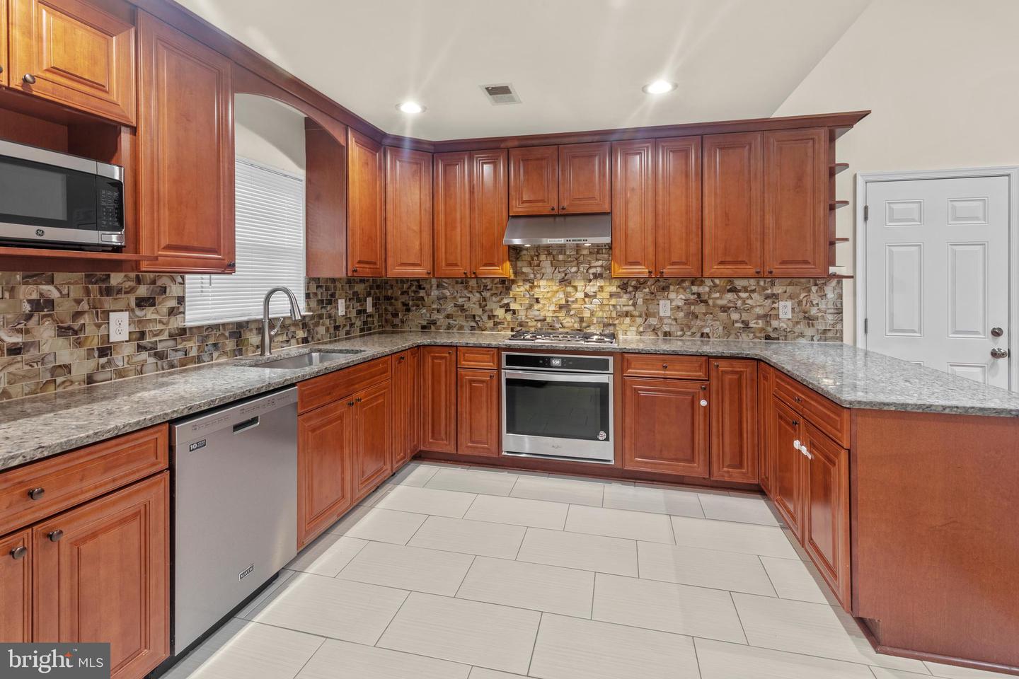 4528 WAVERLY CROSSING LN, CHANTILLY, Virginia 20151, 4 Bedrooms Bedrooms, ,3 BathroomsBathrooms,Residential,For sale,4528 WAVERLY CROSSING LN,VAFX2273186 MLS # VAFX2273186