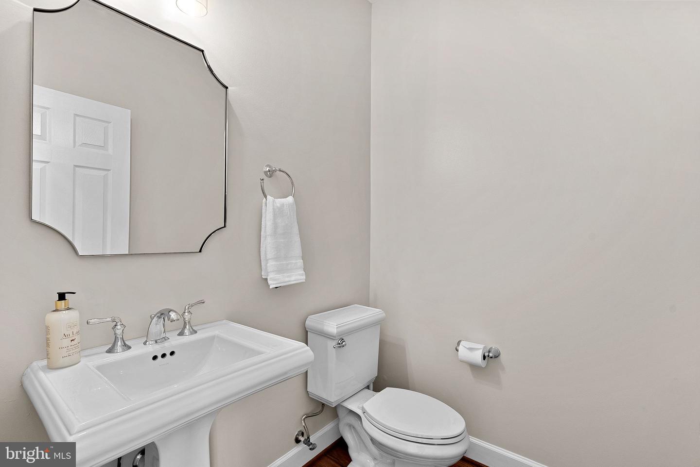 108 MONROE MILLS LN, HERNDON, Virginia 20170, 3 Bedrooms Bedrooms, ,3 BathroomsBathrooms,Residential,For sale,108 MONROE MILLS LN,VAFX2272908 MLS # VAFX2272908