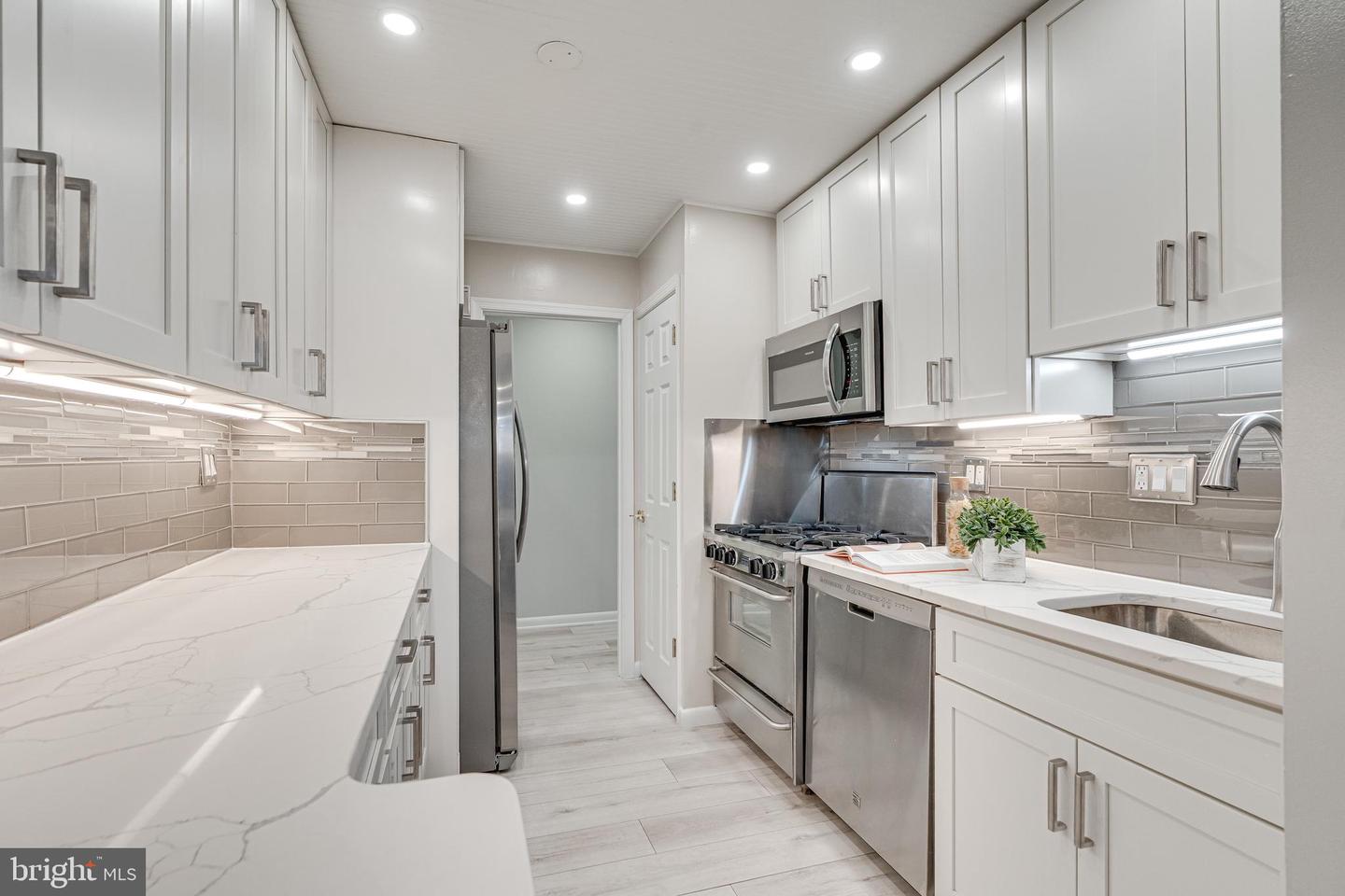 1923 WILSON LN #202, MCLEAN, Virginia 22102, 1 Bedroom Bedrooms, ,1 BathroomBathrooms,Residential,For sale,1923 WILSON LN #202,VAFX2272948 MLS # VAFX2272948 1923 WILSON LN #202, MCLEAN, Virginia 22102, 1 Bedroom Bedrooms, ,1 BathroomBathrooms,Residential,For sale,1923 WILSON LN #202,VAFX2272948 MLS # VAFX2272948