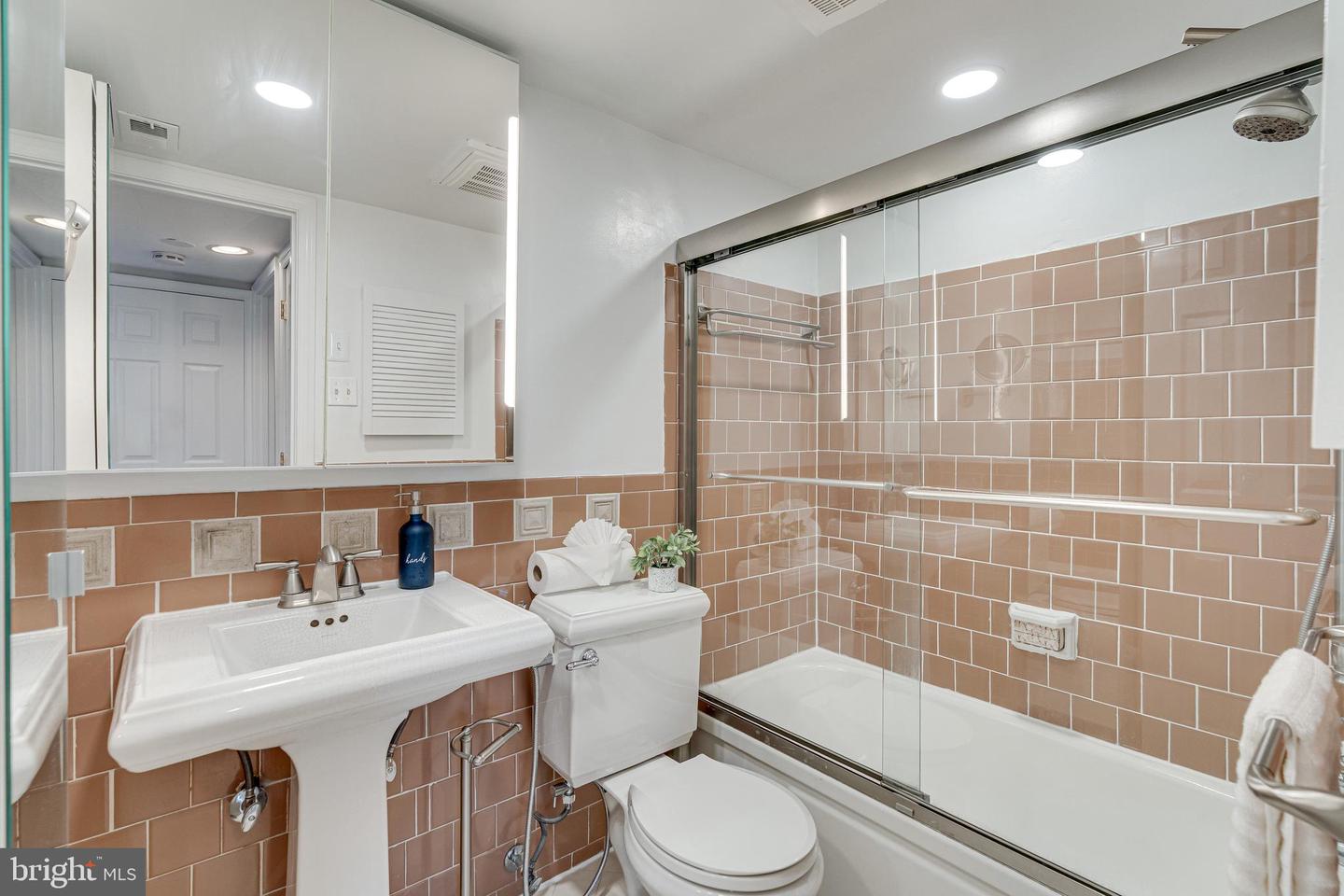 1923 WILSON LN #202, MCLEAN, Virginia 22102, 1 Bedroom Bedrooms, ,1 BathroomBathrooms,Residential,For sale,1923 WILSON LN #202,VAFX2272948 MLS # VAFX2272948 1923 WILSON LN #202, MCLEAN, Virginia 22102, 1 Bedroom Bedrooms, ,1 BathroomBathrooms,Residential,For sale,1923 WILSON LN #202,VAFX2272948 MLS # VAFX2272948