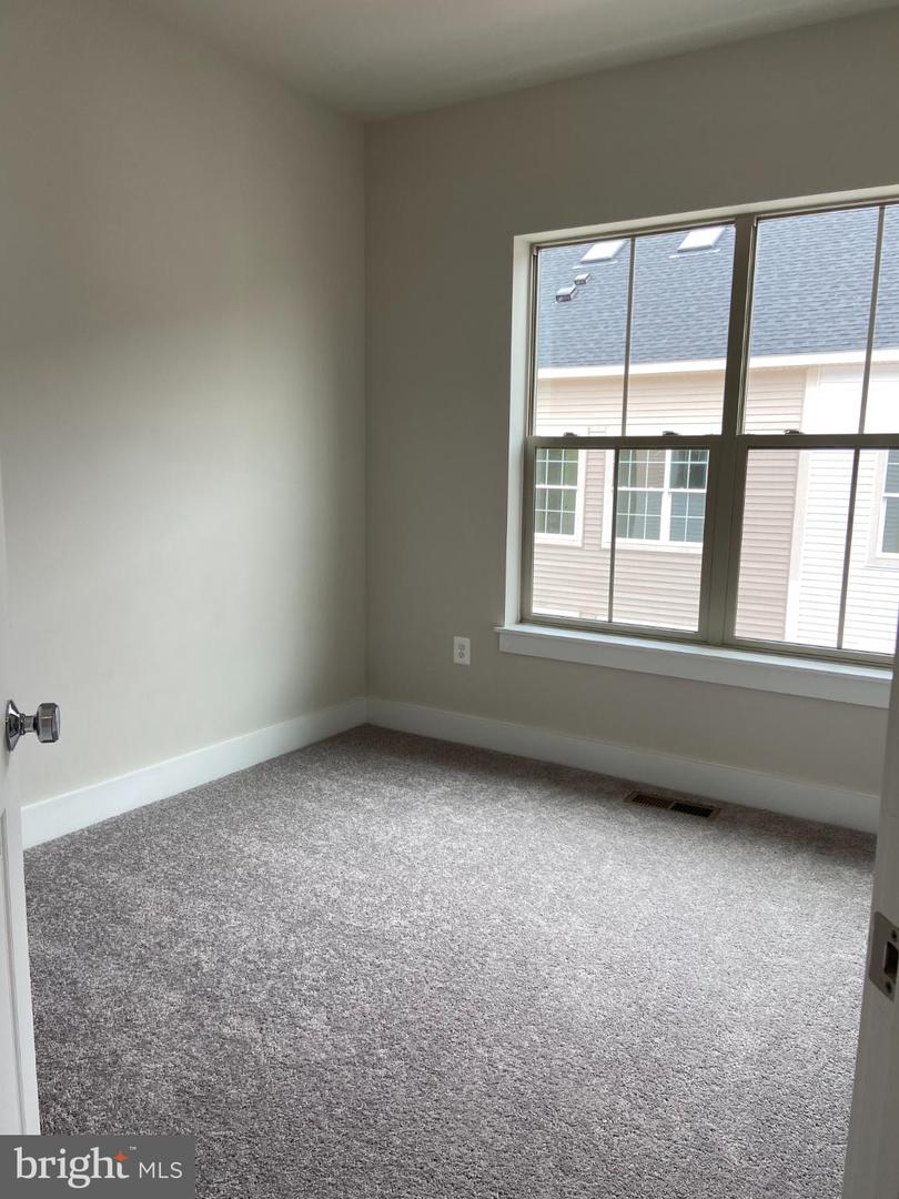 5118 RIDGEVIEW RETREAT DR, CHANTILLY, Virginia 20151, 3 Bedrooms Bedrooms, 7 Rooms Rooms,2 BathroomsBathrooms,Residential,For sale,5118 RIDGEVIEW RETREAT DR,VAFX2273016 MLS # VAFX2273016