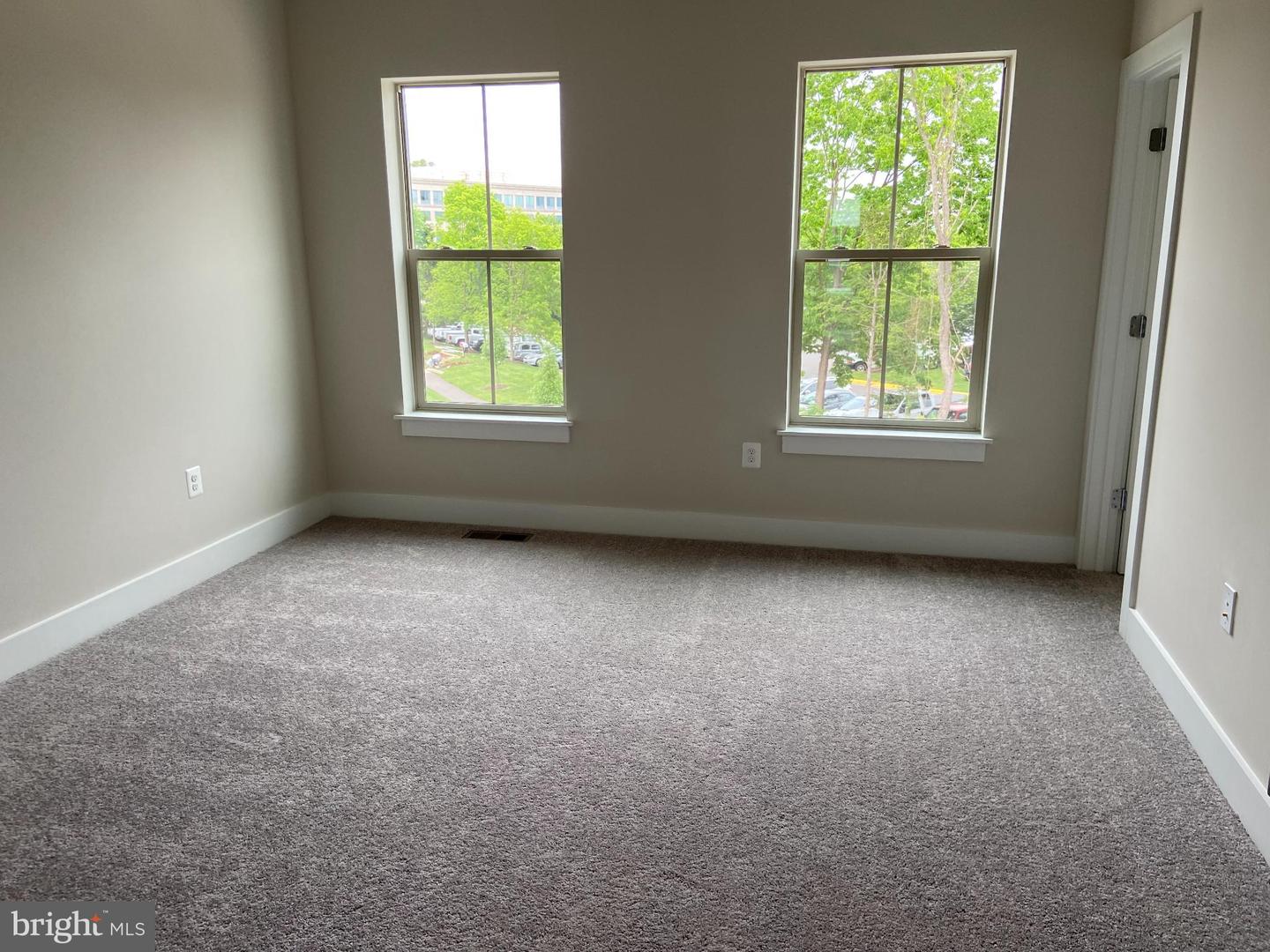5118 RIDGEVIEW RETREAT DR, CHANTILLY, Virginia 20151, 3 Bedrooms Bedrooms, 7 Rooms Rooms,2 BathroomsBathrooms,Residential,For sale,5118 RIDGEVIEW RETREAT DR,VAFX2273016 MLS # VAFX2273016