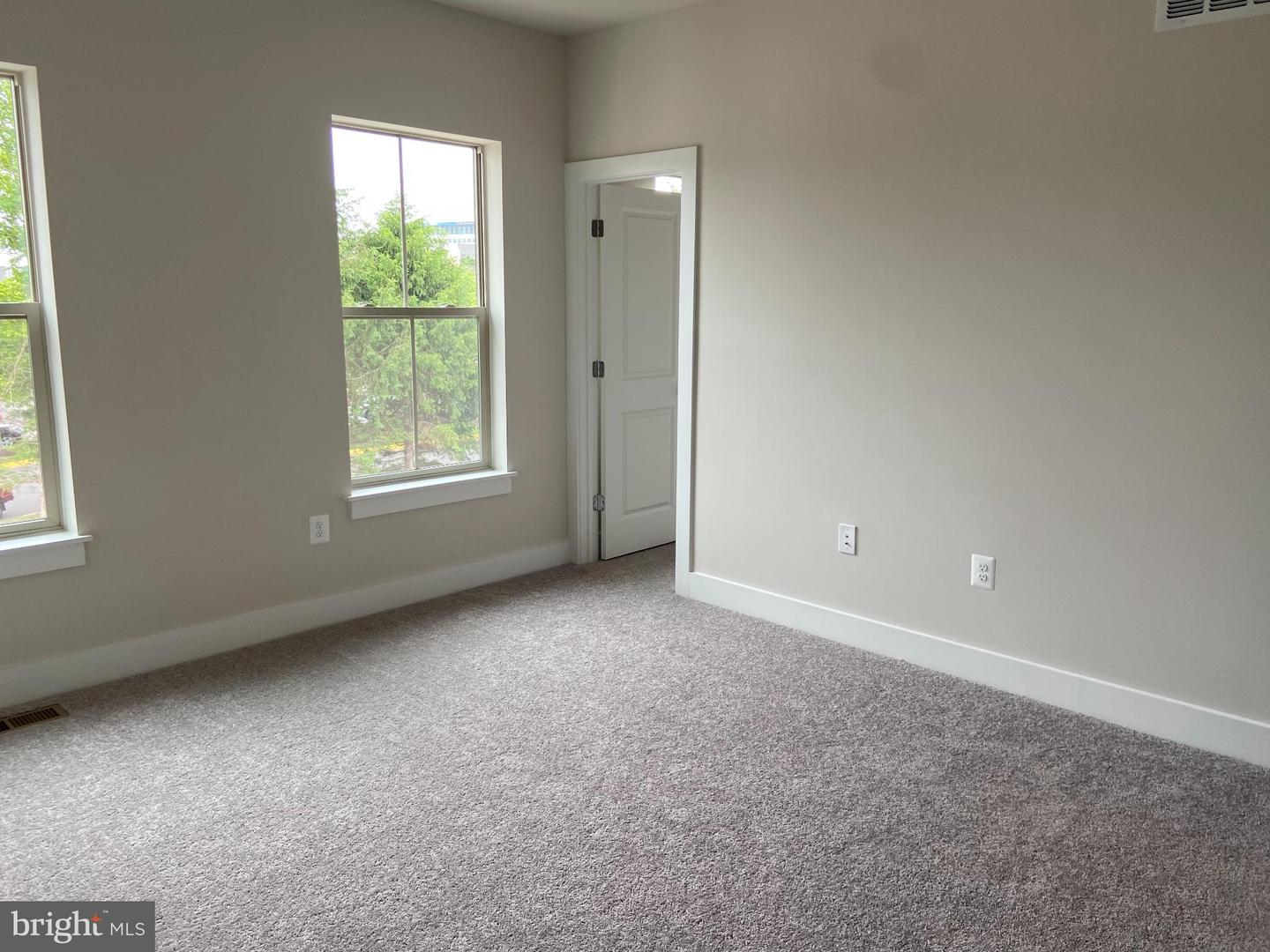 5118 RIDGEVIEW RETREAT DR, CHANTILLY, Virginia 20151, 3 Bedrooms Bedrooms, 7 Rooms Rooms,2 BathroomsBathrooms,Residential,For sale,5118 RIDGEVIEW RETREAT DR,VAFX2273016 MLS # VAFX2273016