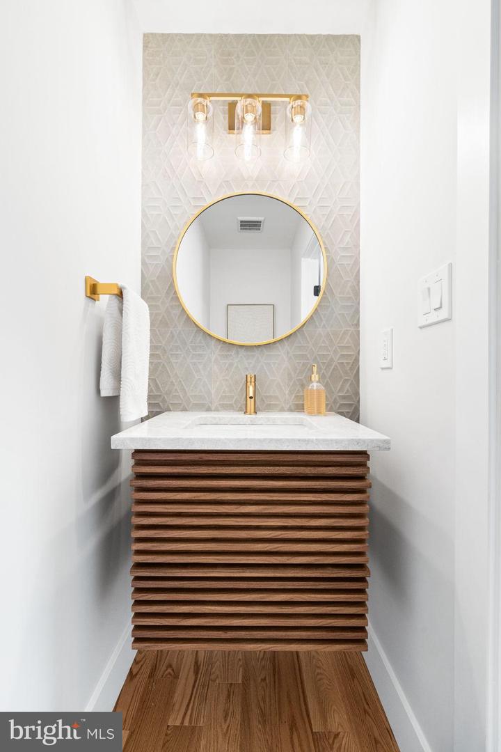 4122 17TH ST N, ARLINGTON, Virginia 22207, 5 Bedrooms Bedrooms, 9 Rooms Rooms,3 BathroomsBathrooms,Residential,For sale,4122 17TH ST N,VAAR2064630 MLS # VAAR2064630