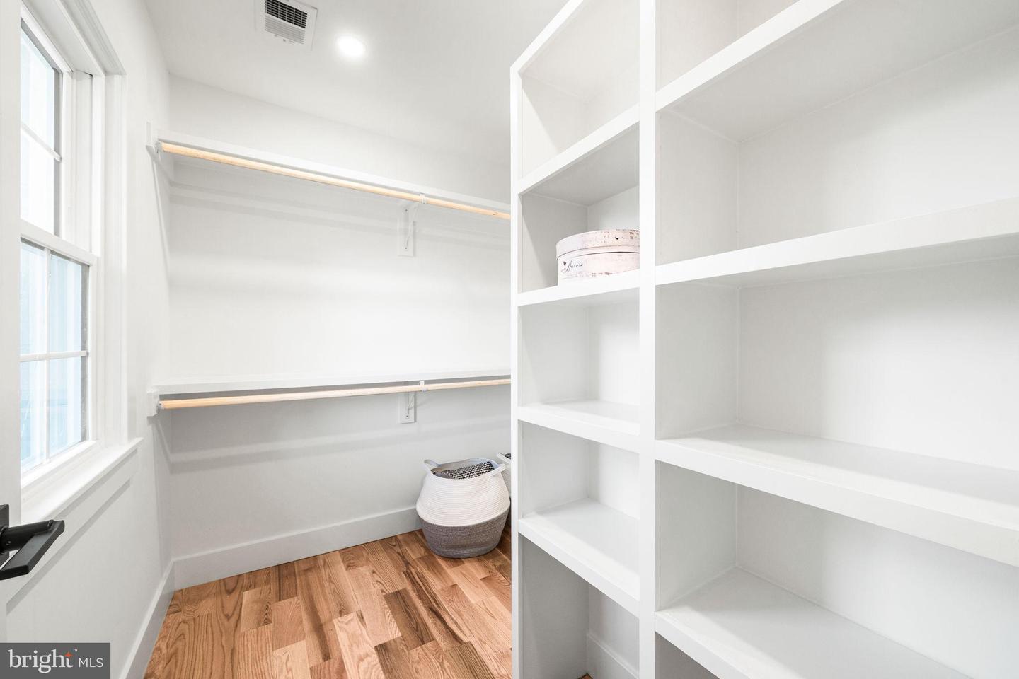 4122 17TH ST N, ARLINGTON, Virginia 22207, 5 Bedrooms Bedrooms, 9 Rooms Rooms,3 BathroomsBathrooms,Residential,For sale,4122 17TH ST N,VAAR2064630 MLS # VAAR2064630