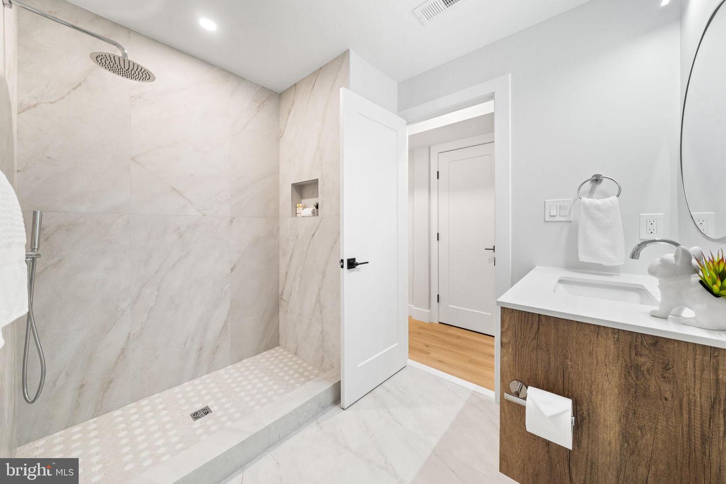 4122 17TH ST N, ARLINGTON, Virginia 22207, 5 Bedrooms Bedrooms, 9 Rooms Rooms,3 BathroomsBathrooms,Residential,For sale,4122 17TH ST N,VAAR2064630 MLS # VAAR2064630