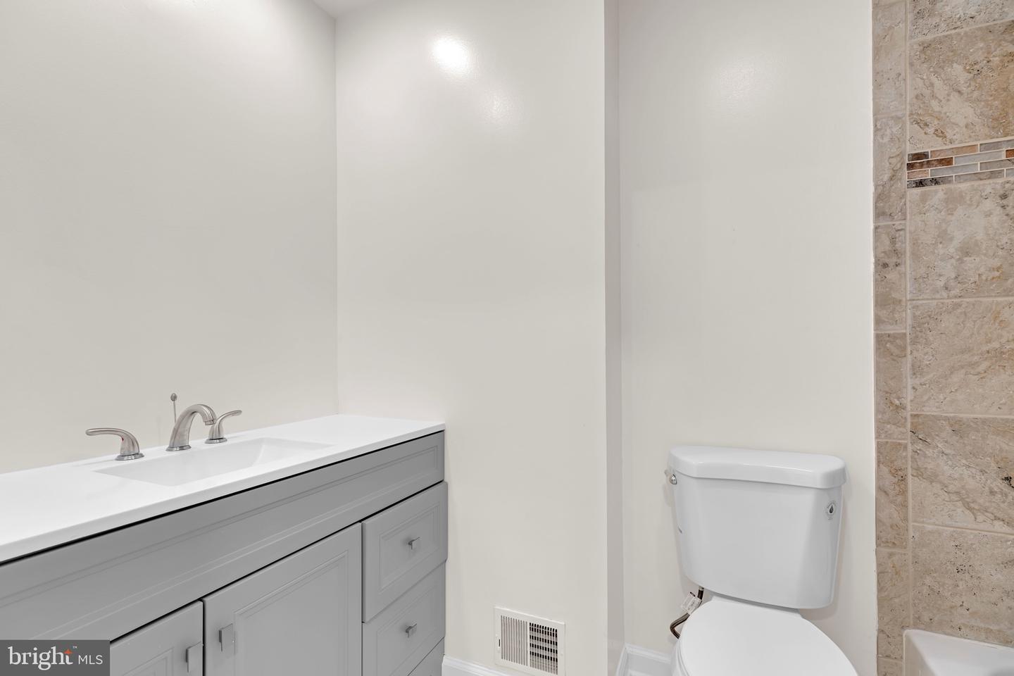 8108 SQUIRREL RUN RD, SPRINGFIELD, Virginia 22152, 3 Bedrooms Bedrooms, ,3 BathroomsBathrooms,Residential,For sale,8108 SQUIRREL RUN RD,VAFX2273172 MLS # VAFX2273172