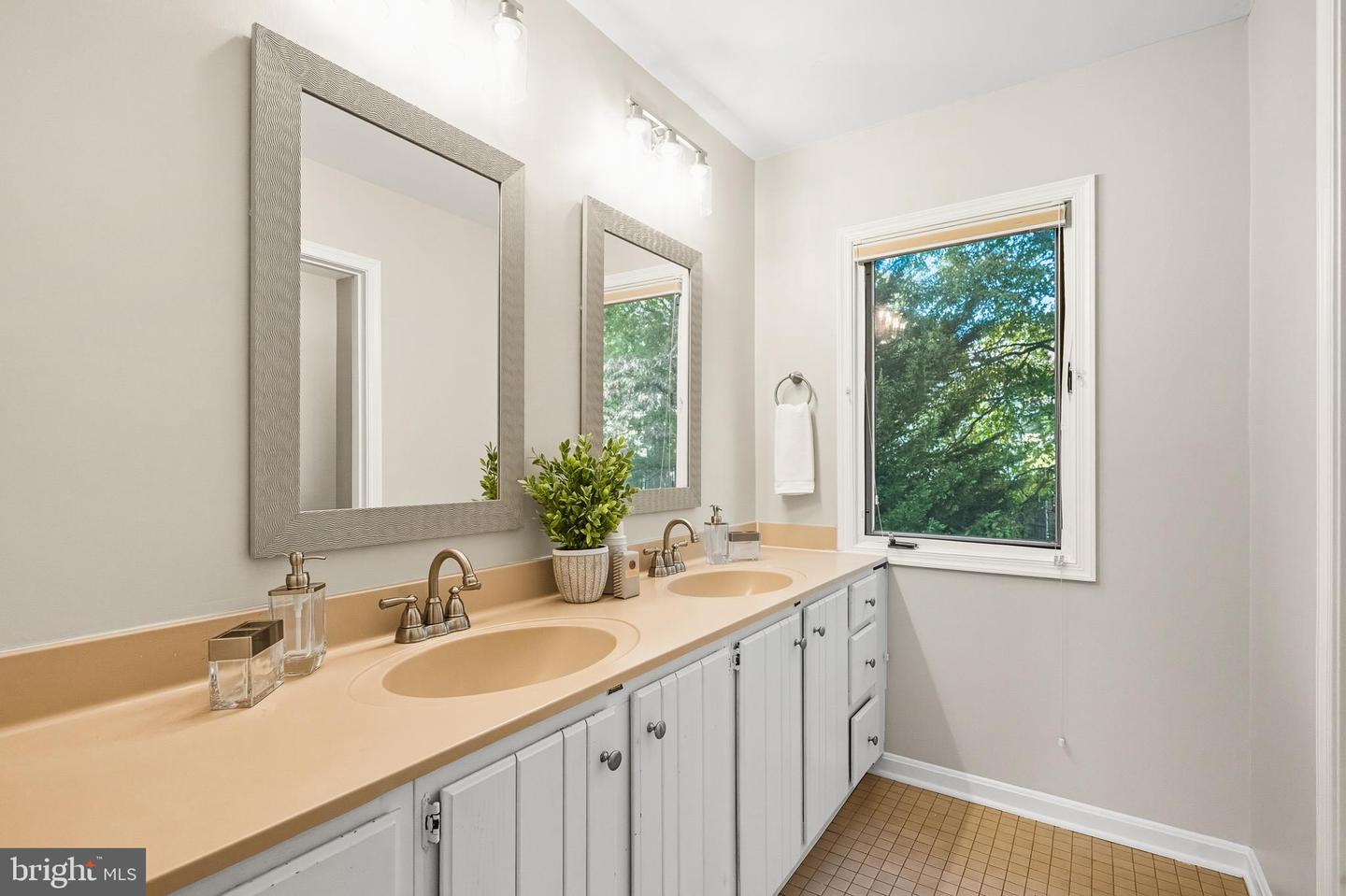 2352 CEDAR LN, VIENNA, Virginia 22182, 4 Bedrooms Bedrooms, ,3 BathroomsBathrooms,Residential,For sale,2352 CEDAR LN,VAFX2273198 MLS # VAFX2273198