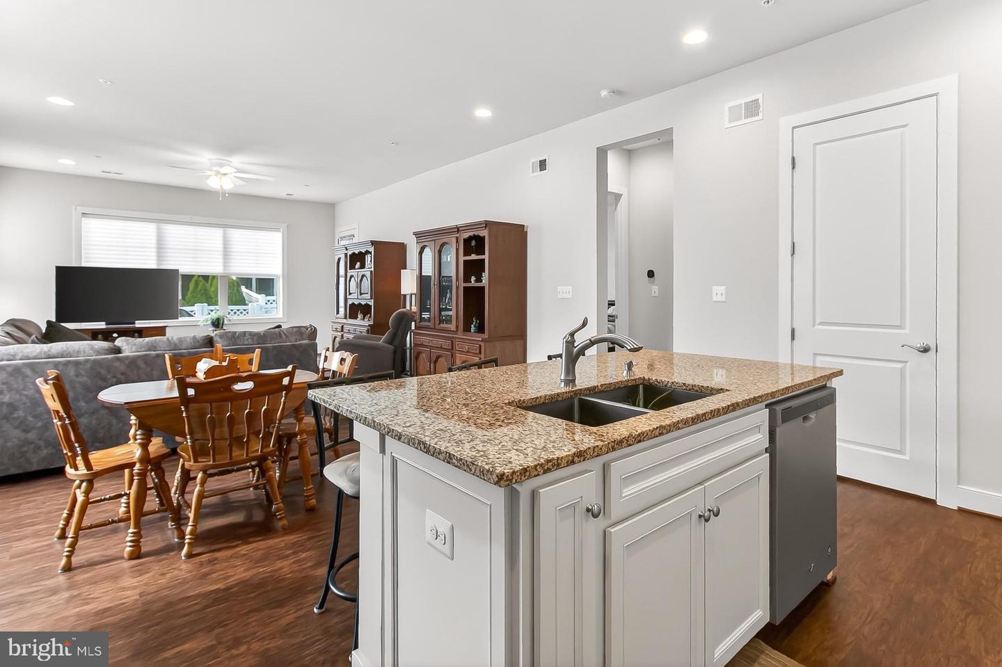 42783 FIREFLY SONATA TER, ASHBURN, Virginia 20148, 2 Bedrooms Bedrooms, ,3 BathroomsBathrooms,Residential,For sale,42783 FIREFLY SONATA TER,VALO2108470 MLS # VALO2108470