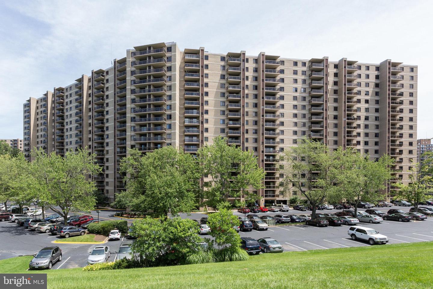205 YOAKUM PKWY #223, ALEXANDRIA, Virginia 22304, 2 Bedrooms Bedrooms, ,2 BathroomsBathrooms,Residential,For sale,205 YOAKUM PKWY #223,VAAX2050648 MLS # VAAX2050648