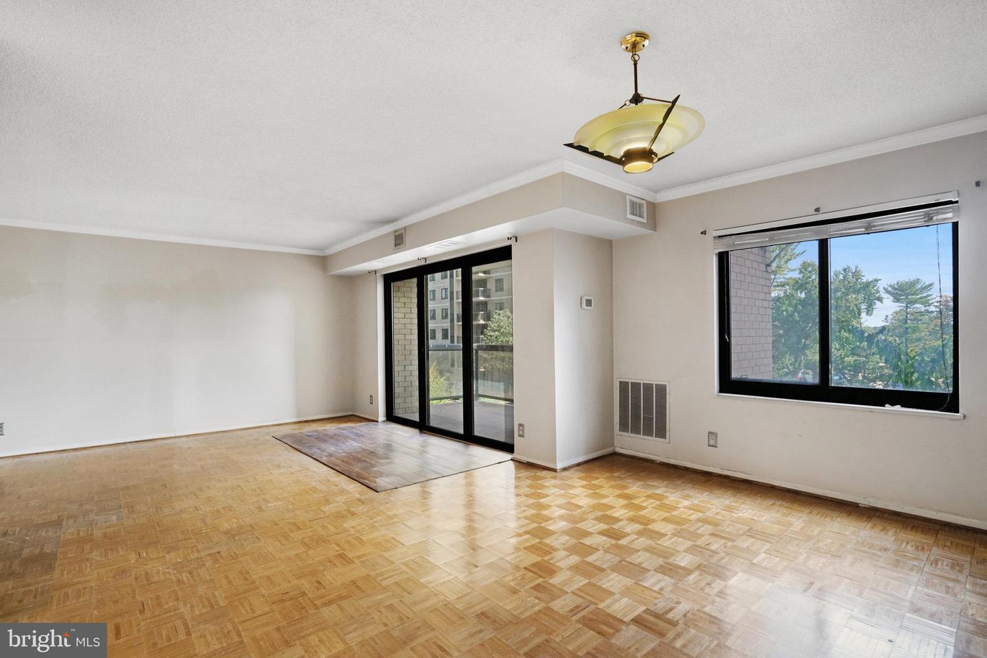 205 YOAKUM PKWY #223, ALEXANDRIA, Virginia 22304, 2 Bedrooms Bedrooms, ,2 BathroomsBathrooms,Residential,For sale,205 YOAKUM PKWY #223,VAAX2050648 MLS # VAAX2050648