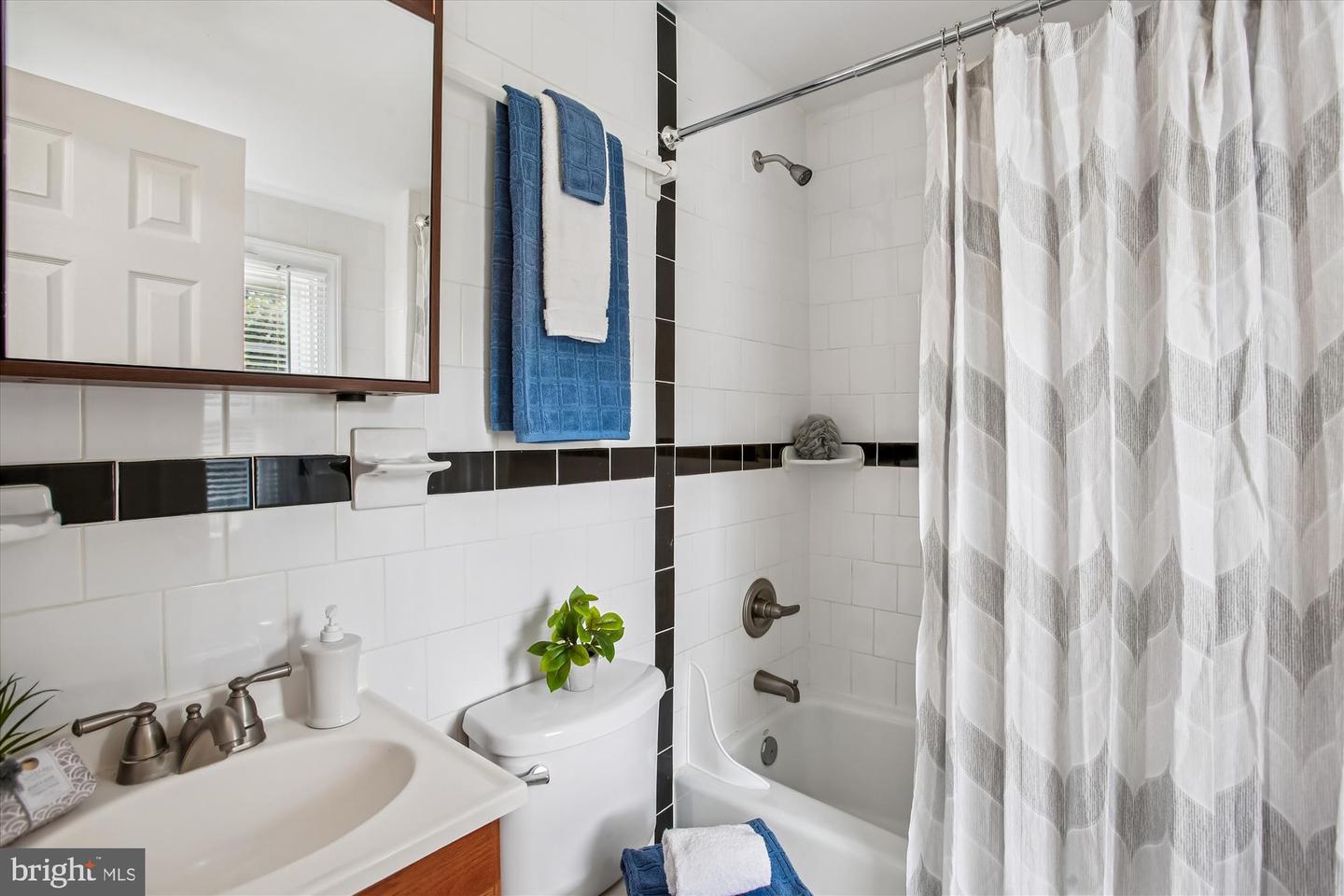 965 N KENTUCKY ST, ARLINGTON, Virginia 22205, 2 Bedrooms Bedrooms, 7 Rooms Rooms,2 BathroomsBathrooms,Residential,For sale,965 N KENTUCKY ST,VAAR2064792 MLS # VAAR2064792
