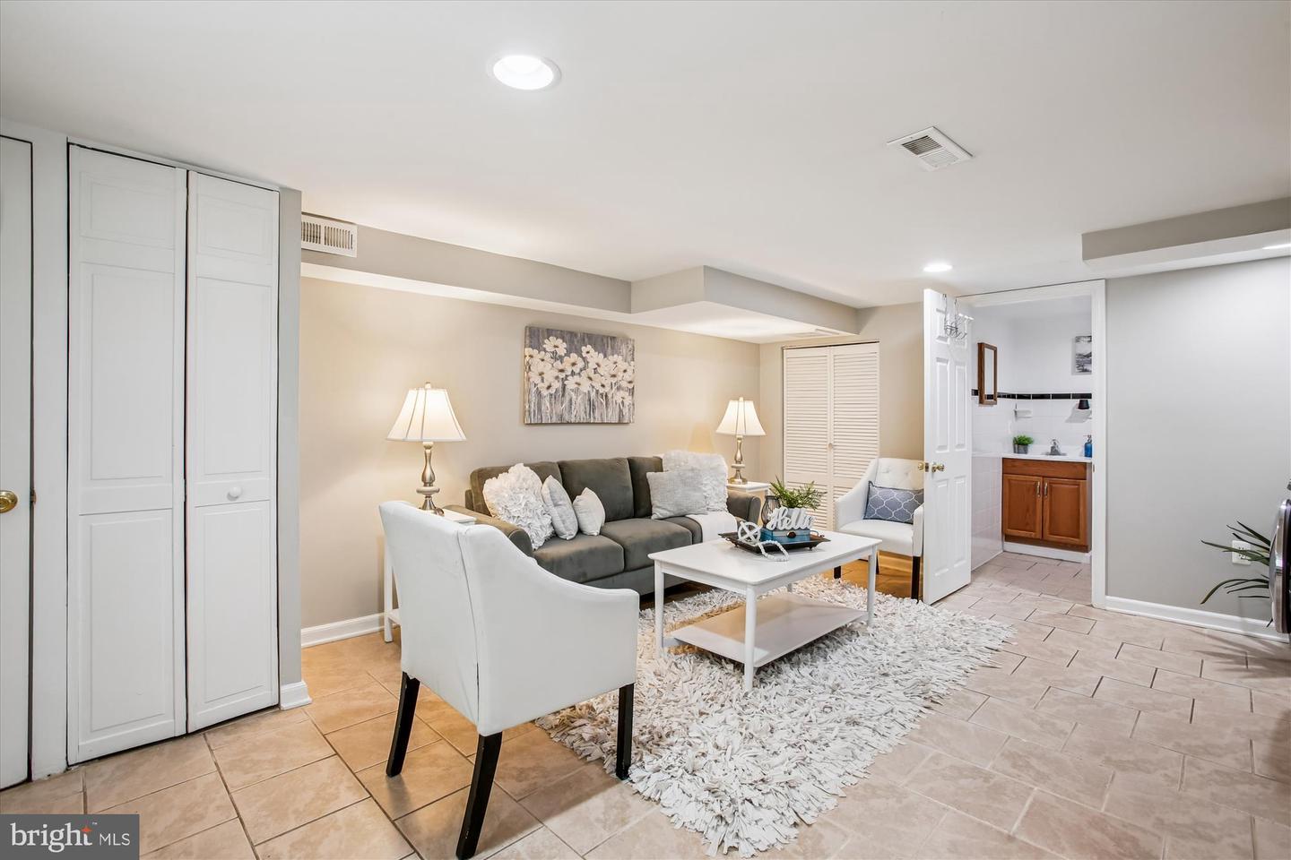 965 N KENTUCKY ST, ARLINGTON, Virginia 22205, 2 Bedrooms Bedrooms, 7 Rooms Rooms,2 BathroomsBathrooms,Residential,For sale,965 N KENTUCKY ST,VAAR2064792 MLS # VAAR2064792