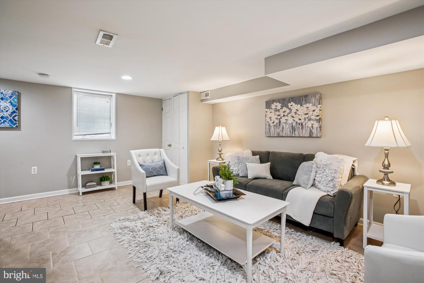 965 N KENTUCKY ST, ARLINGTON, Virginia 22205, 2 Bedrooms Bedrooms, 7 Rooms Rooms,2 BathroomsBathrooms,Residential,For sale,965 N KENTUCKY ST,VAAR2064792 MLS # VAAR2064792