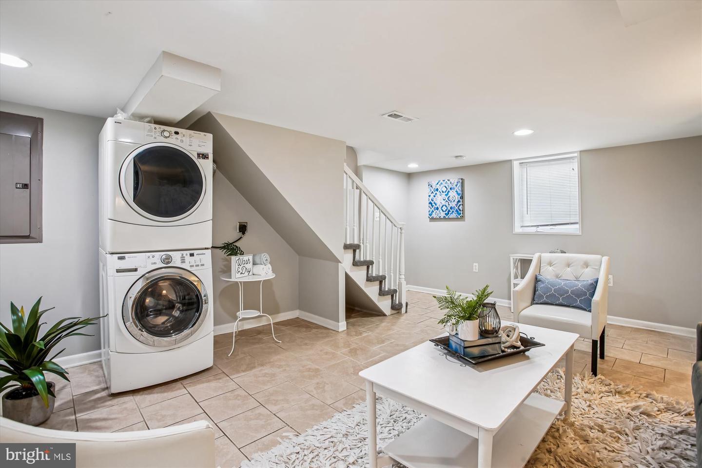 965 N KENTUCKY ST, ARLINGTON, Virginia 22205, 2 Bedrooms Bedrooms, 7 Rooms Rooms,2 BathroomsBathrooms,Residential,For sale,965 N KENTUCKY ST,VAAR2064792 MLS # VAAR2064792