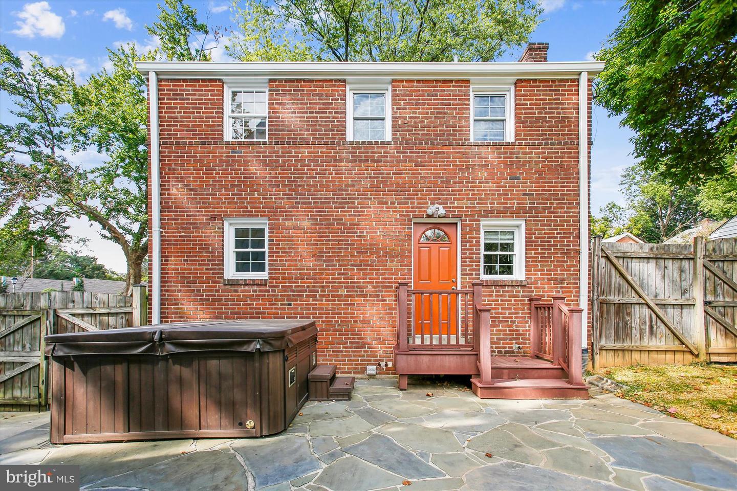 965 N KENTUCKY ST, ARLINGTON, Virginia 22205, 2 Bedrooms Bedrooms, 7 Rooms Rooms,2 BathroomsBathrooms,Residential,For sale,965 N KENTUCKY ST,VAAR2064792 MLS # VAAR2064792