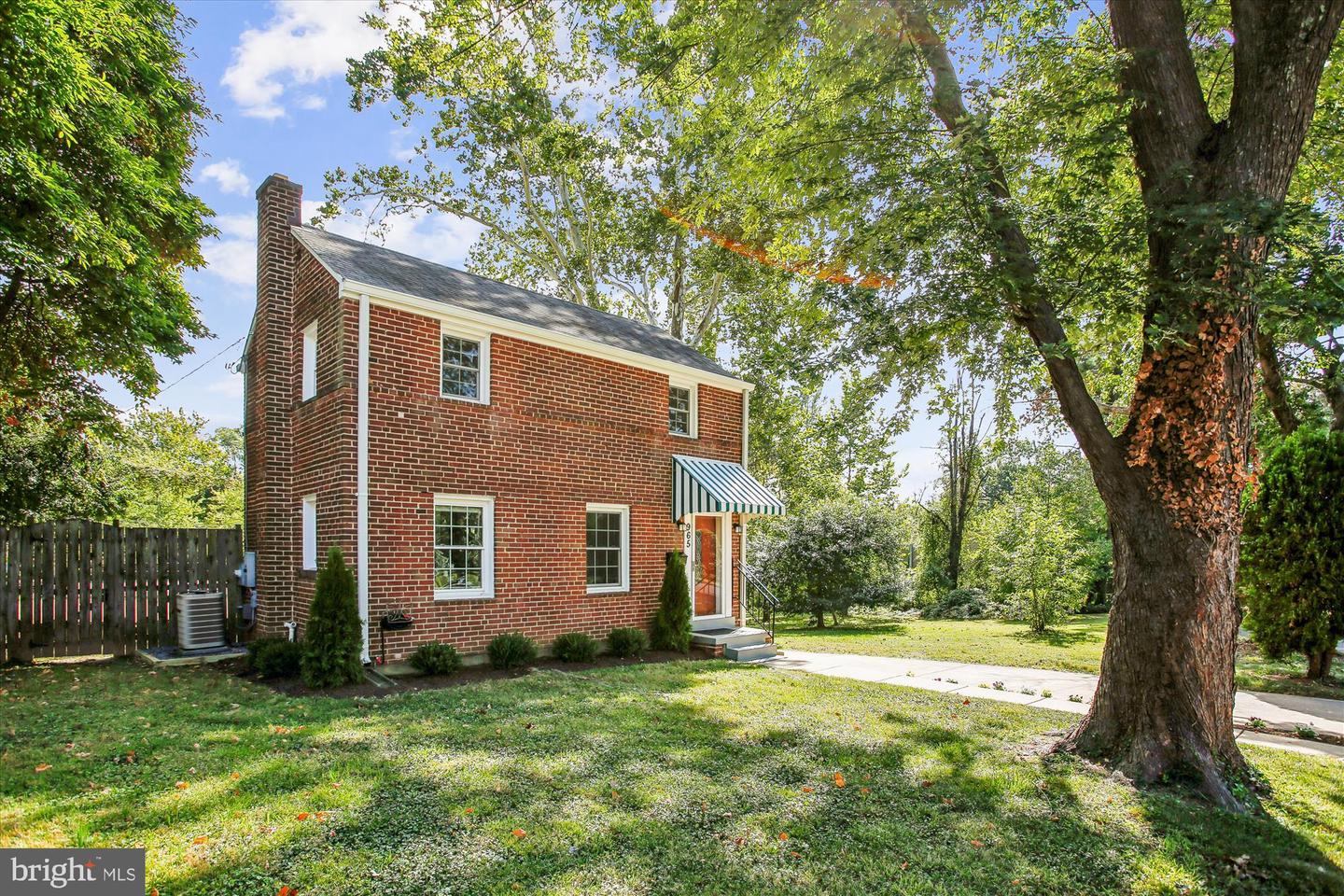 965 N KENTUCKY ST, ARLINGTON, Virginia 22205, 2 Bedrooms Bedrooms, 7 Rooms Rooms,2 BathroomsBathrooms,Residential,For sale,965 N KENTUCKY ST,VAAR2064792 MLS # VAAR2064792