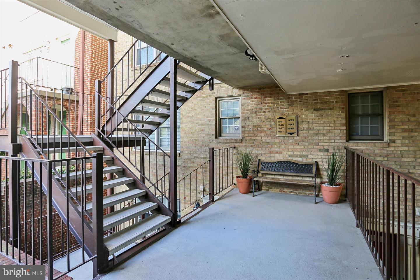 945 S SCOTT ST, ARLINGTON, Virginia 22204, 2 Bedrooms Bedrooms, ,2 BathroomsBathrooms,Residential,For sale,945 S SCOTT ST,VAAR2064794 MLS # VAAR2064794