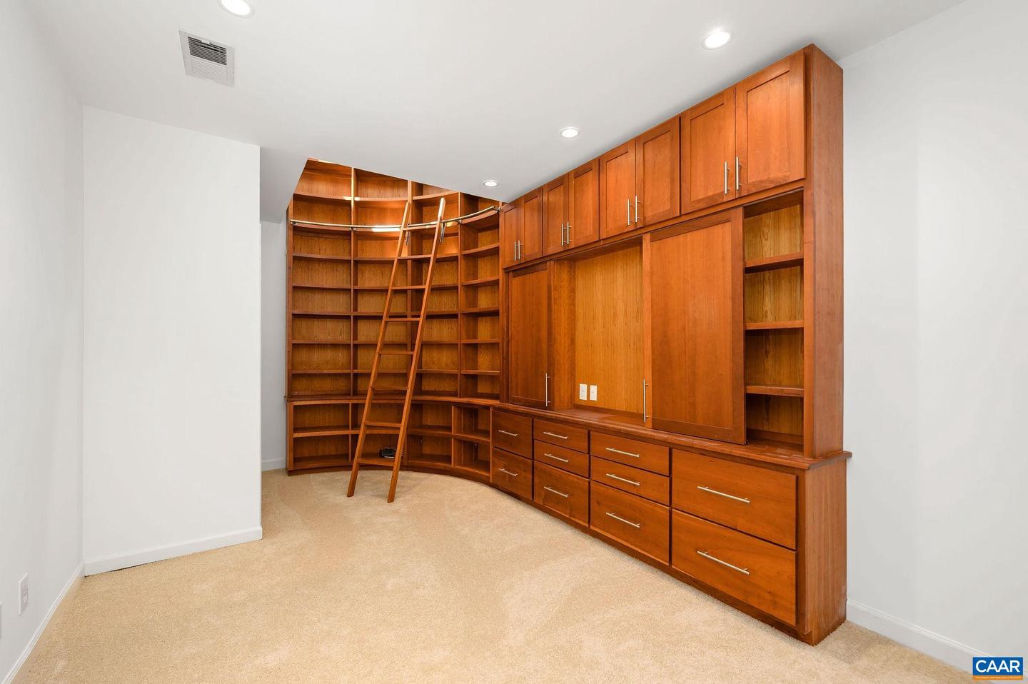 408 E MARKET ST #305, CHARLOTTESVILLE, Virginia 22902, 2 Bedrooms Bedrooms, ,2 BathroomsBathrooms,Residential,For sale,408 E MARKET ST #305,669886 MLS # 669886