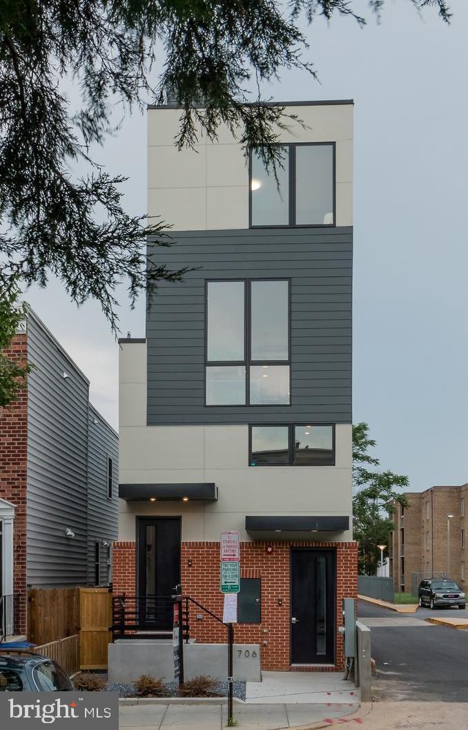 706 16TH ST NE #1, WASHINGTON, District Of Columbia 20002, 2 Bedrooms Bedrooms, ,2 BathroomsBathrooms,Residential,For sale,706 16TH ST NE #1,DCDC2226642 MLS # DCDC2226642