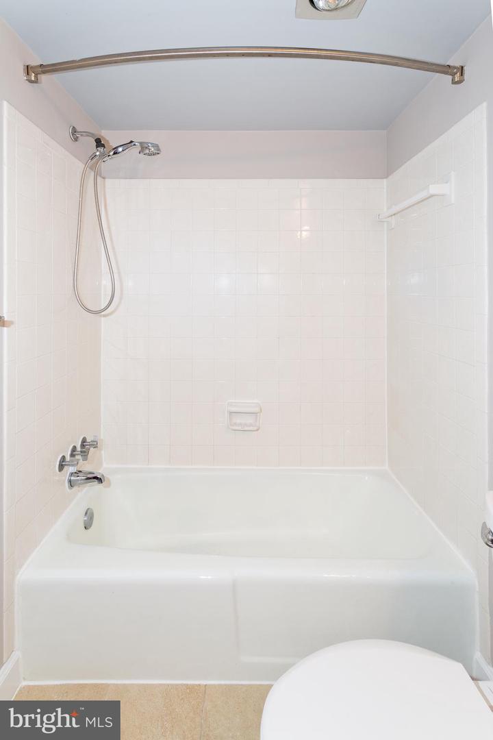 7621 TREMAYNE PL #210, MCLEAN, Virginia 22102, 1 Bedroom Bedrooms, ,1 BathroomBathrooms,Residential,For sale,7621 TREMAYNE PL #210,VAFX2265568 MLS # VAFX2265568