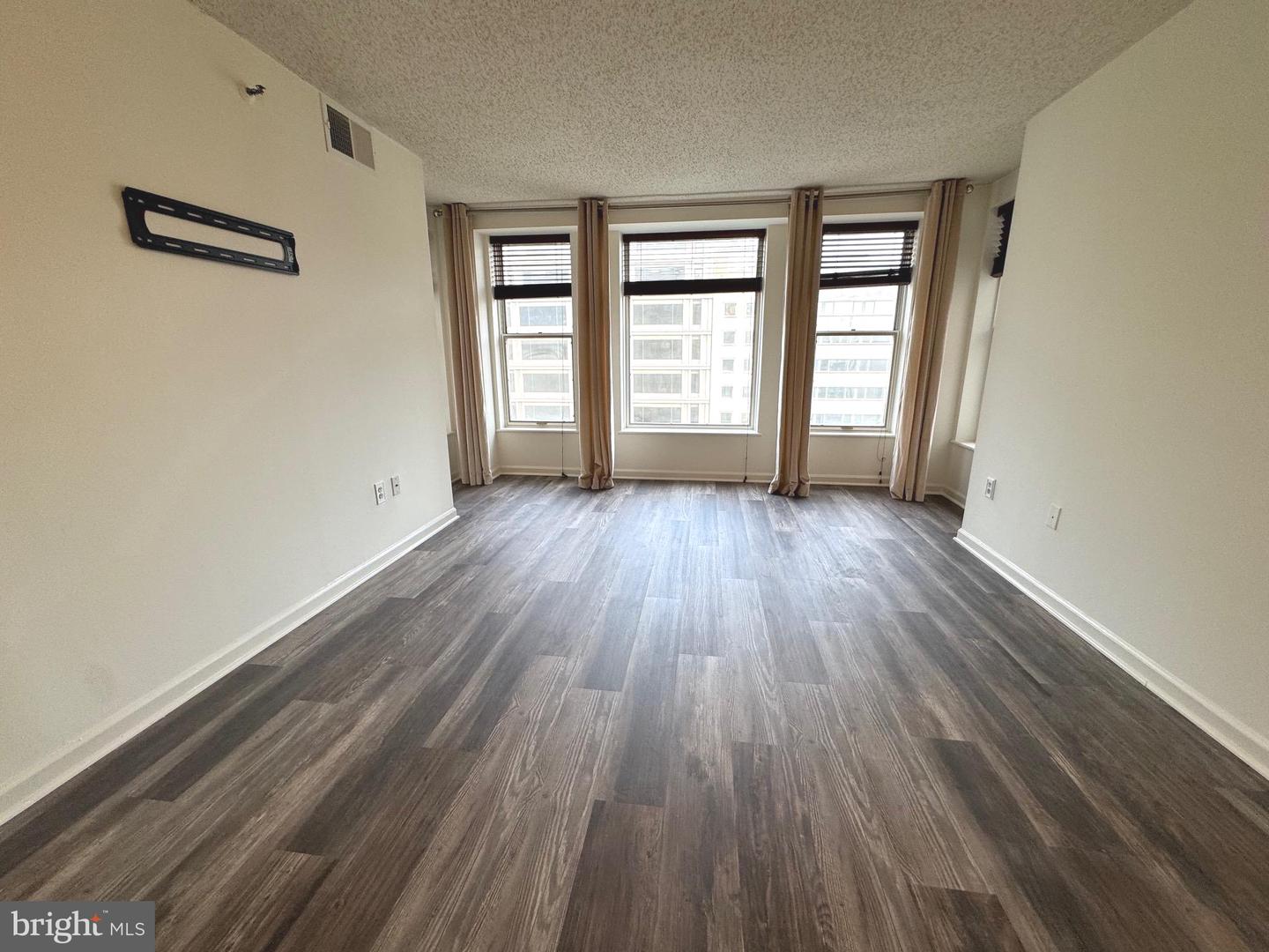 601 PENNSYLVANIA AVE NW #1004, WASHINGTON, District Of Columbia 20004, 1 Bedroom Bedrooms, 6 Rooms Rooms,1 BathroomBathrooms,Residential,For sale,601 PENNSYLVANIA AVE NW #1004,DCDC2223838 MLS # DCDC2223838