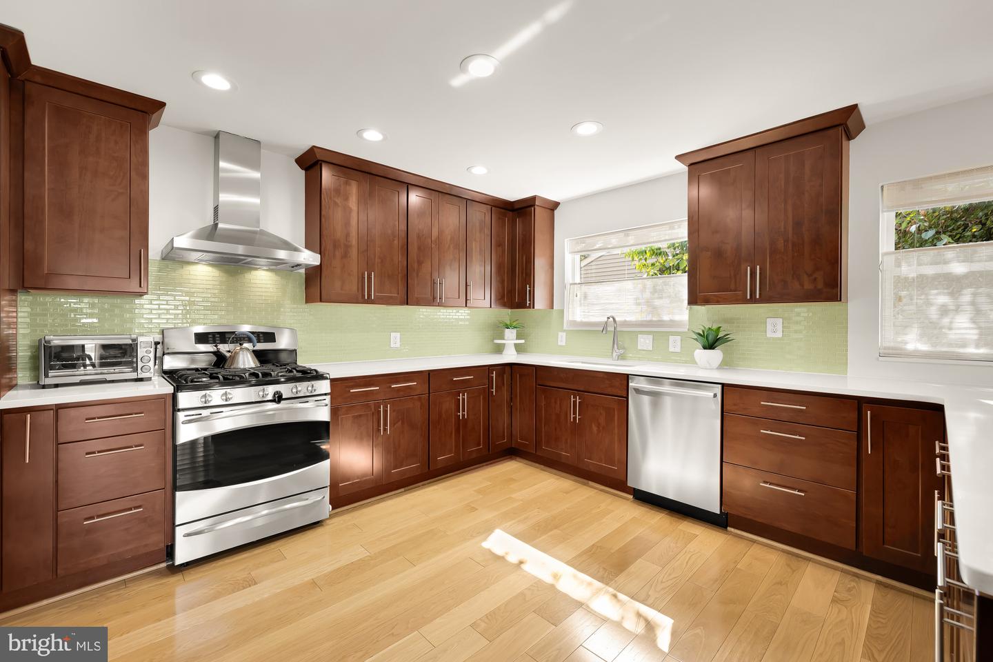 1410 N JOHNSON ST, ARLINGTON, Virginia 22201, 4 Bedrooms Bedrooms, ,3 BathroomsBathrooms,Residential,For sale,1410 N JOHNSON ST,VAAR2064132 MLS # VAAR2064132