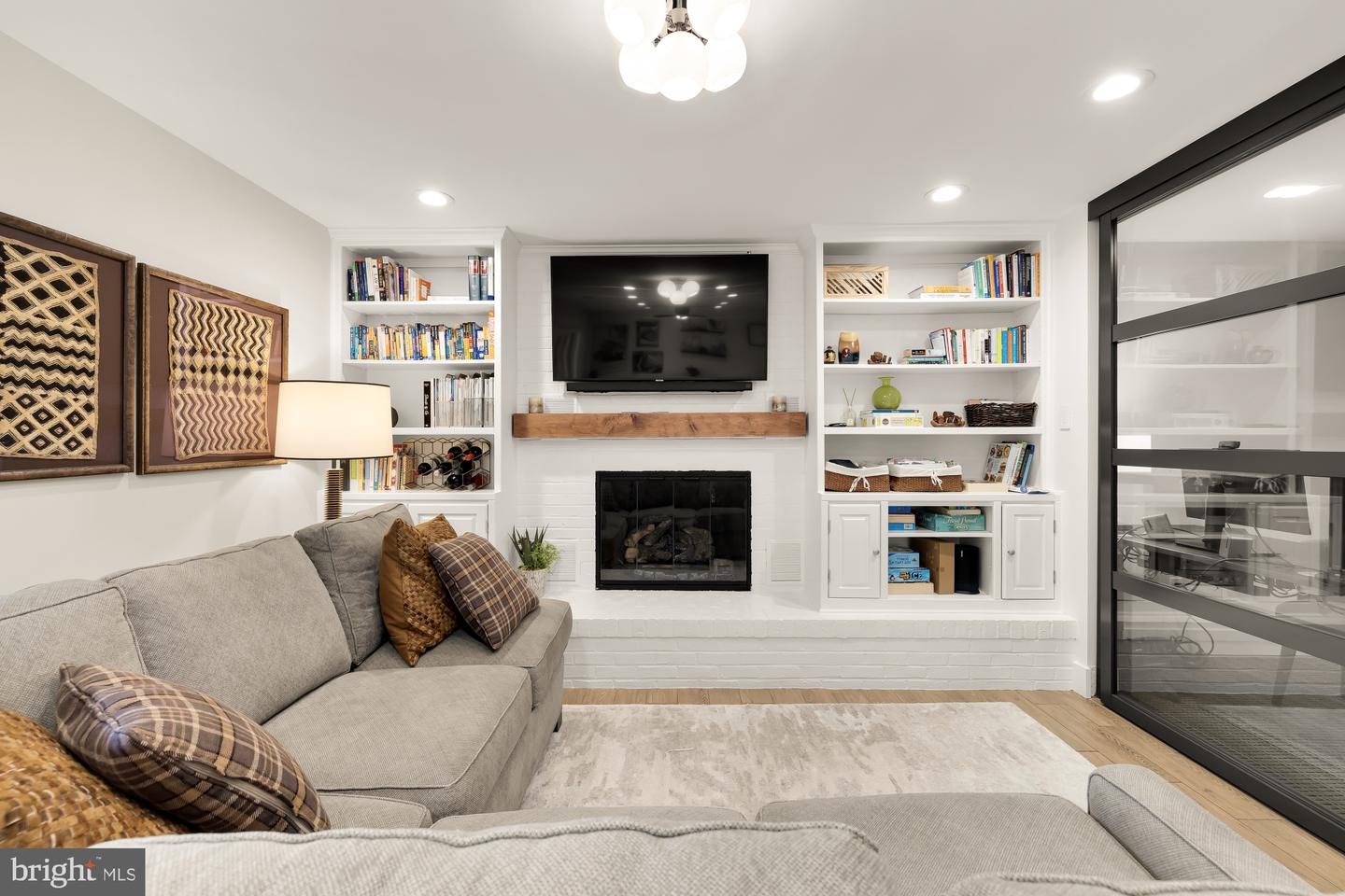 1410 N JOHNSON ST, ARLINGTON, Virginia 22201, 4 Bedrooms Bedrooms, ,3 BathroomsBathrooms,Residential,For sale,1410 N JOHNSON ST,VAAR2064132 MLS # VAAR2064132