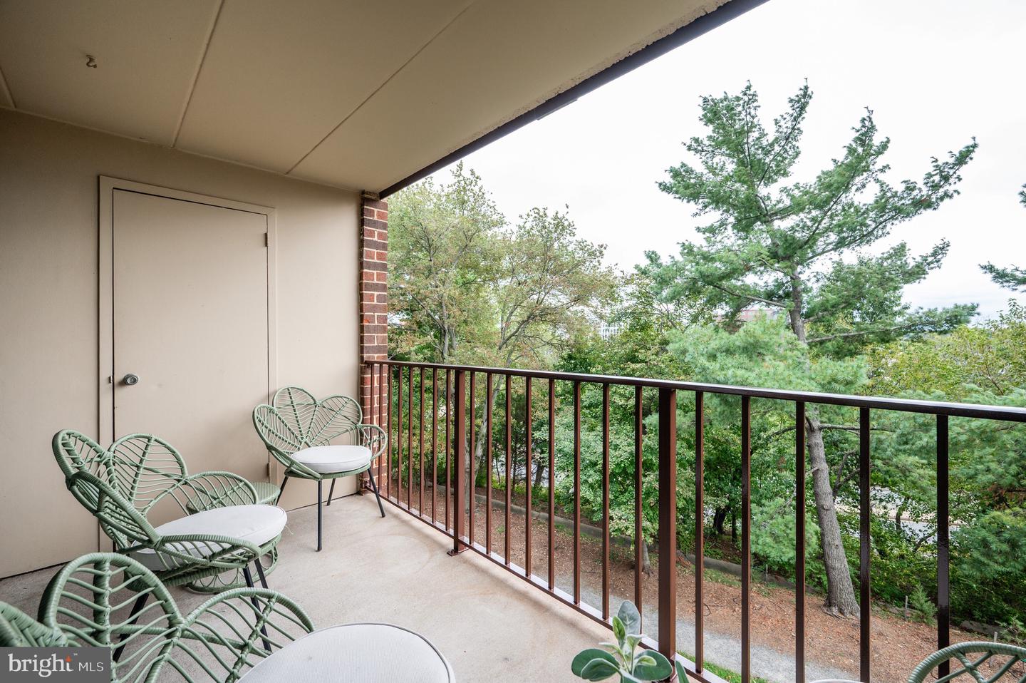110 ROBERTS LN #301, ALEXANDRIA, Virginia 22314, 3 Bedrooms Bedrooms, ,2 BathroomsBathrooms,Residential,For sale,110 ROBERTS LN #301,VAAX2050326 MLS # VAAX2050326