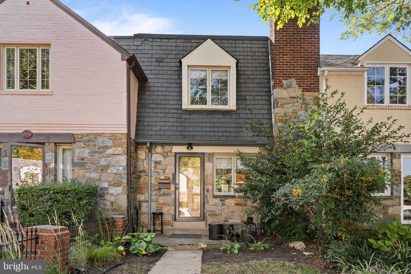 708 CHETWORTH PL, ALEXANDRIA, Virginia 22314, 2 Bedrooms Bedrooms, 9 Rooms Rooms,1 BathroomBathrooms,Residential,For sale,708 CHETWORTH PL,VAAX2050400 MLS # VAAX2050400