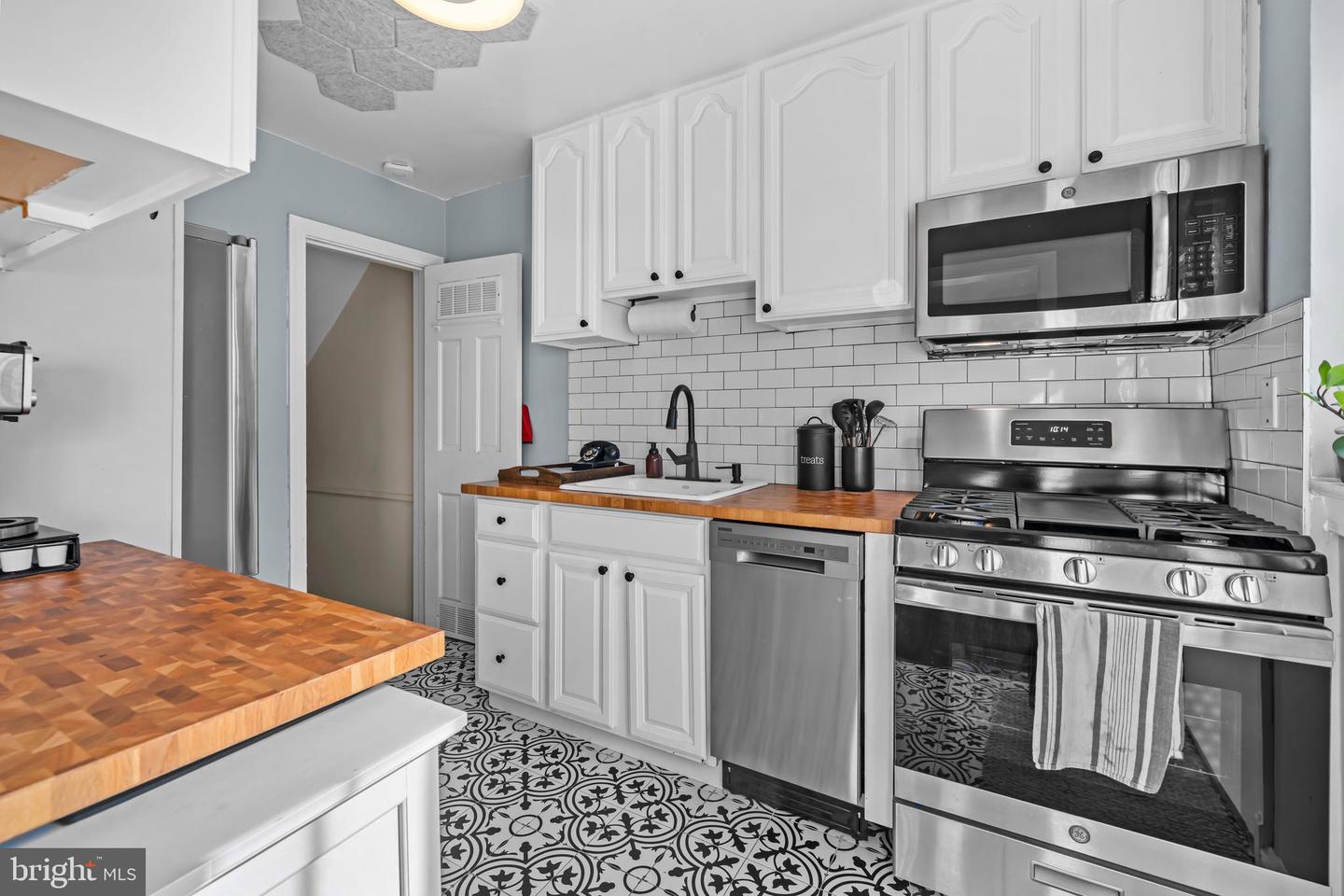 708 CHETWORTH PL, ALEXANDRIA, Virginia 22314, 2 Bedrooms Bedrooms, 9 Rooms Rooms,1 BathroomBathrooms,Residential,For sale,708 CHETWORTH PL,VAAX2050400 MLS # VAAX2050400