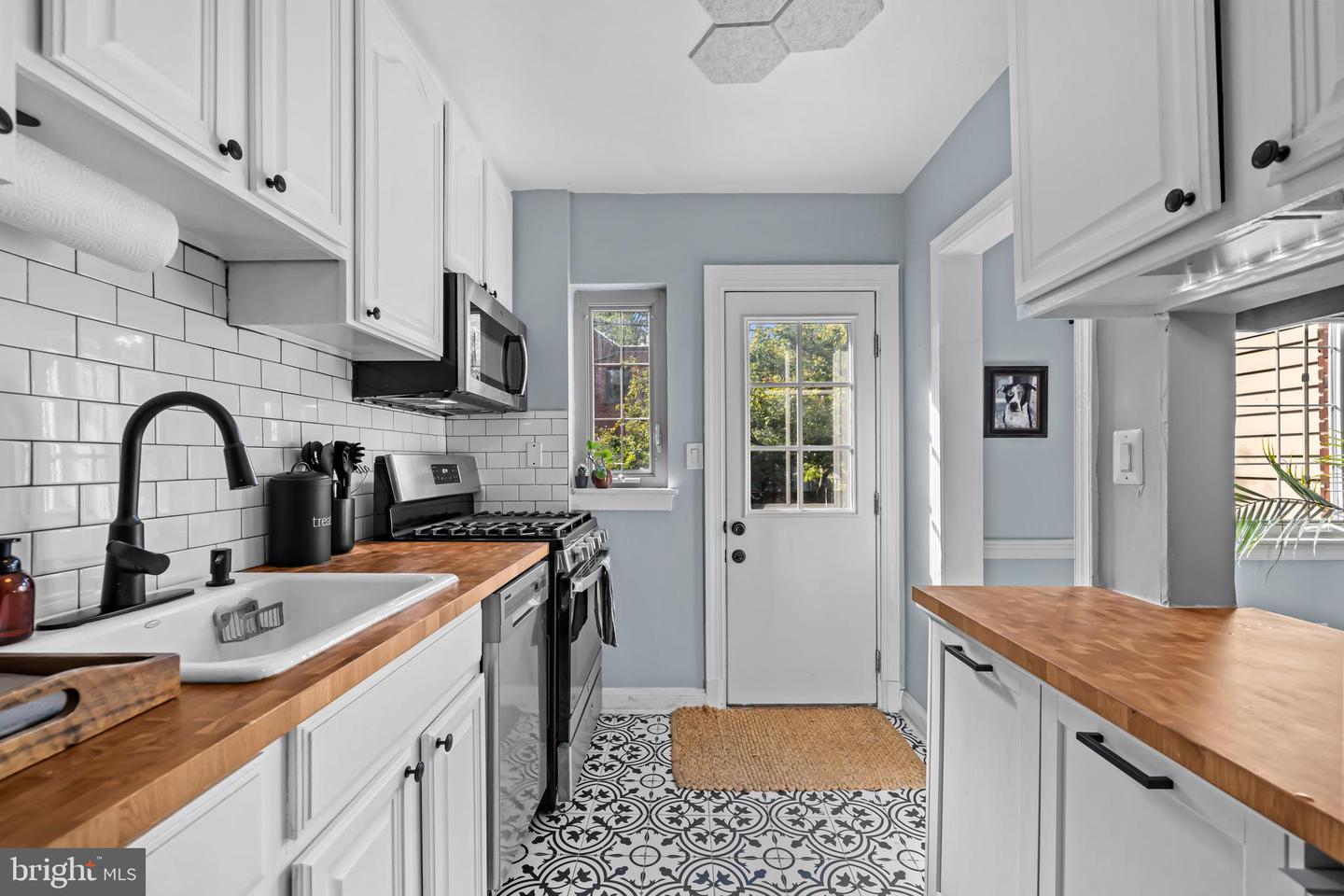 708 CHETWORTH PL, ALEXANDRIA, Virginia 22314, 2 Bedrooms Bedrooms, 9 Rooms Rooms,1 BathroomBathrooms,Residential,For sale,708 CHETWORTH PL,VAAX2050400 MLS # VAAX2050400