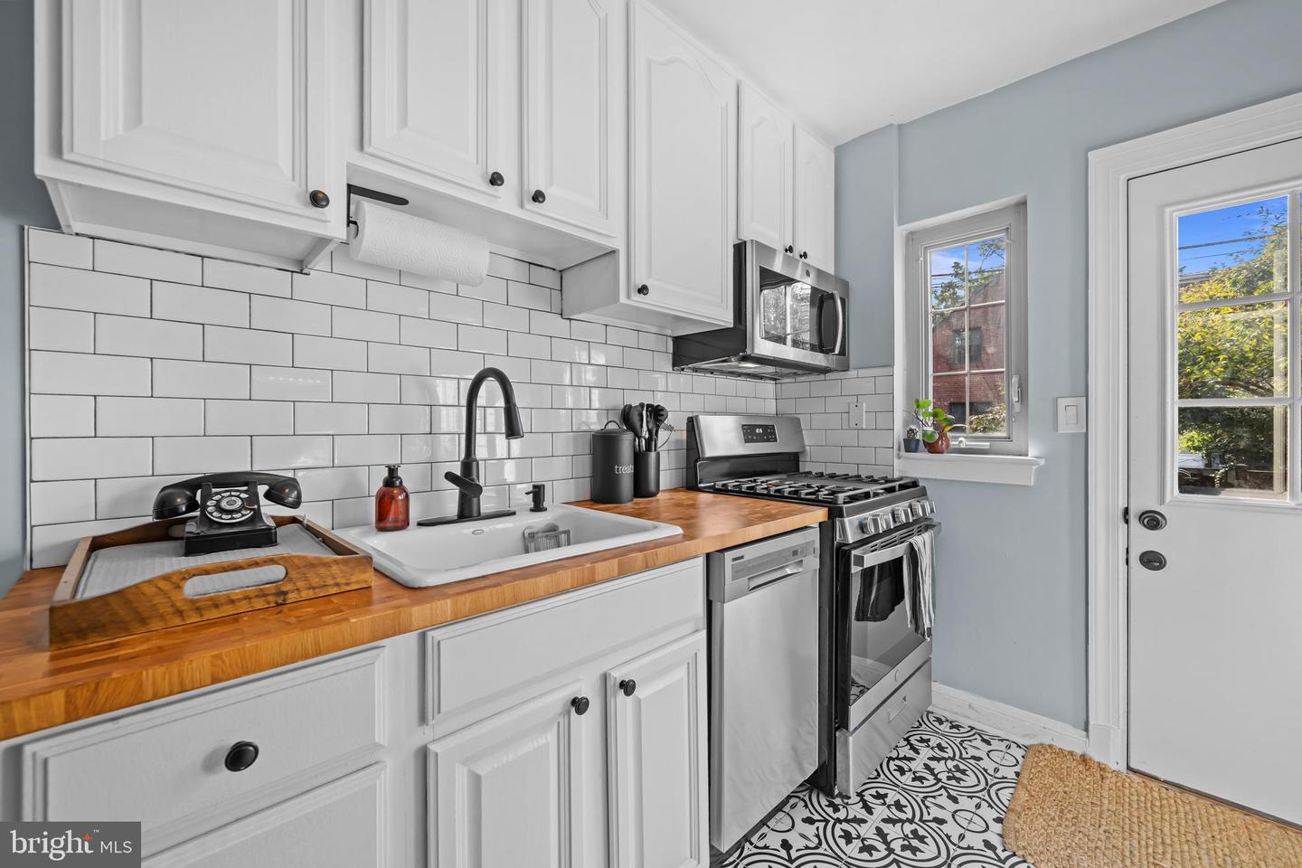 708 CHETWORTH PL, ALEXANDRIA, Virginia 22314, 2 Bedrooms Bedrooms, 9 Rooms Rooms,1 BathroomBathrooms,Residential,For sale,708 CHETWORTH PL,VAAX2050400 MLS # VAAX2050400