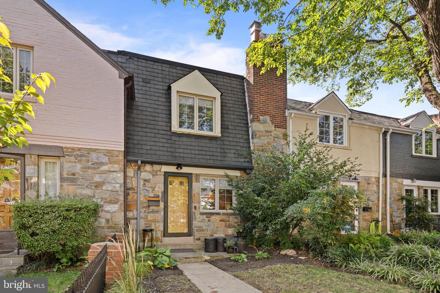 708 CHETWORTH PL, ALEXANDRIA, Virginia 22314, 2 Bedrooms Bedrooms, 9 Rooms Rooms,1 BathroomBathrooms,Residential,For sale,708 CHETWORTH PL,VAAX2050400 MLS # VAAX2050400