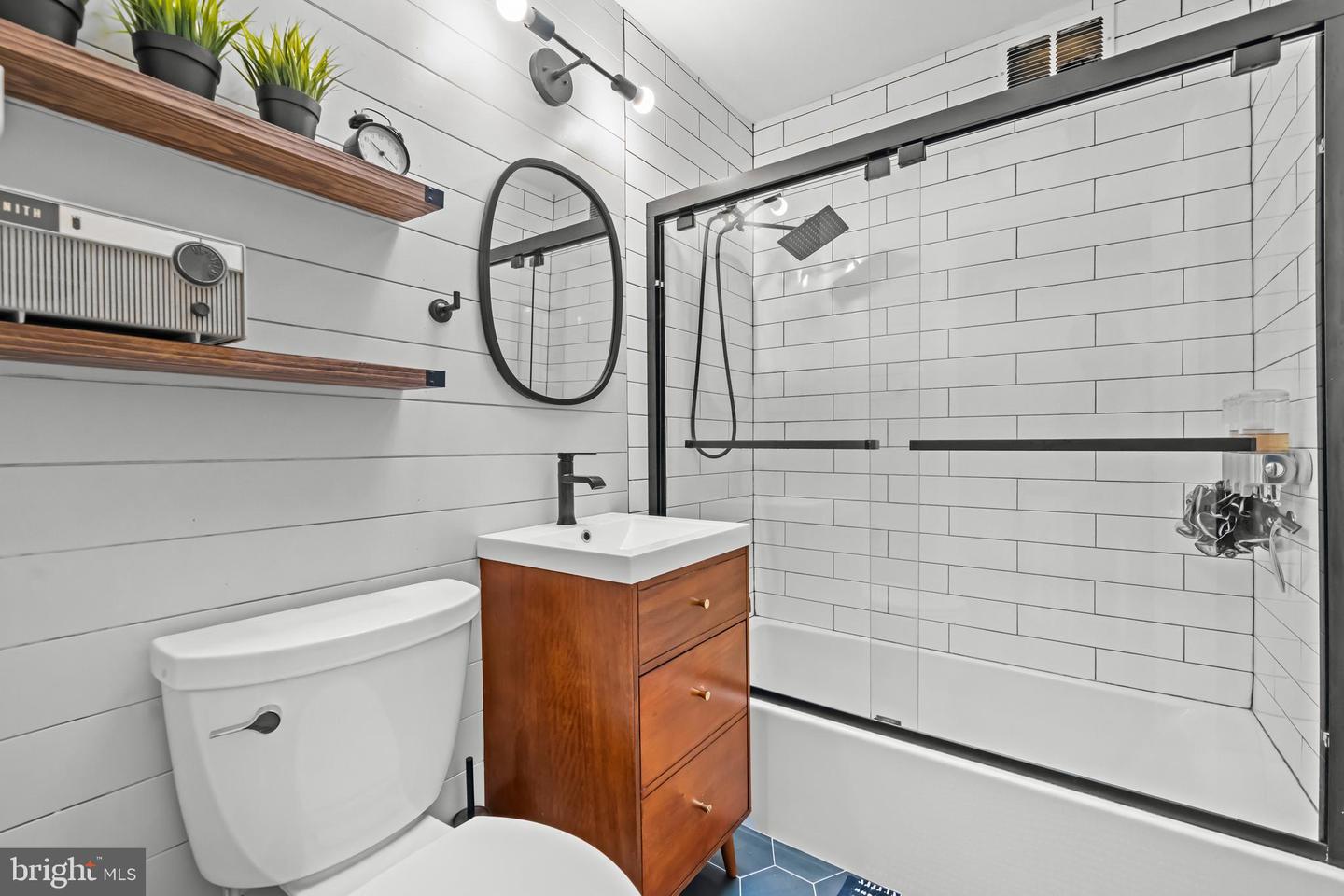 708 CHETWORTH PL, ALEXANDRIA, Virginia 22314, 2 Bedrooms Bedrooms, 9 Rooms Rooms,1 BathroomBathrooms,Residential,For sale,708 CHETWORTH PL,VAAX2050400 MLS # VAAX2050400