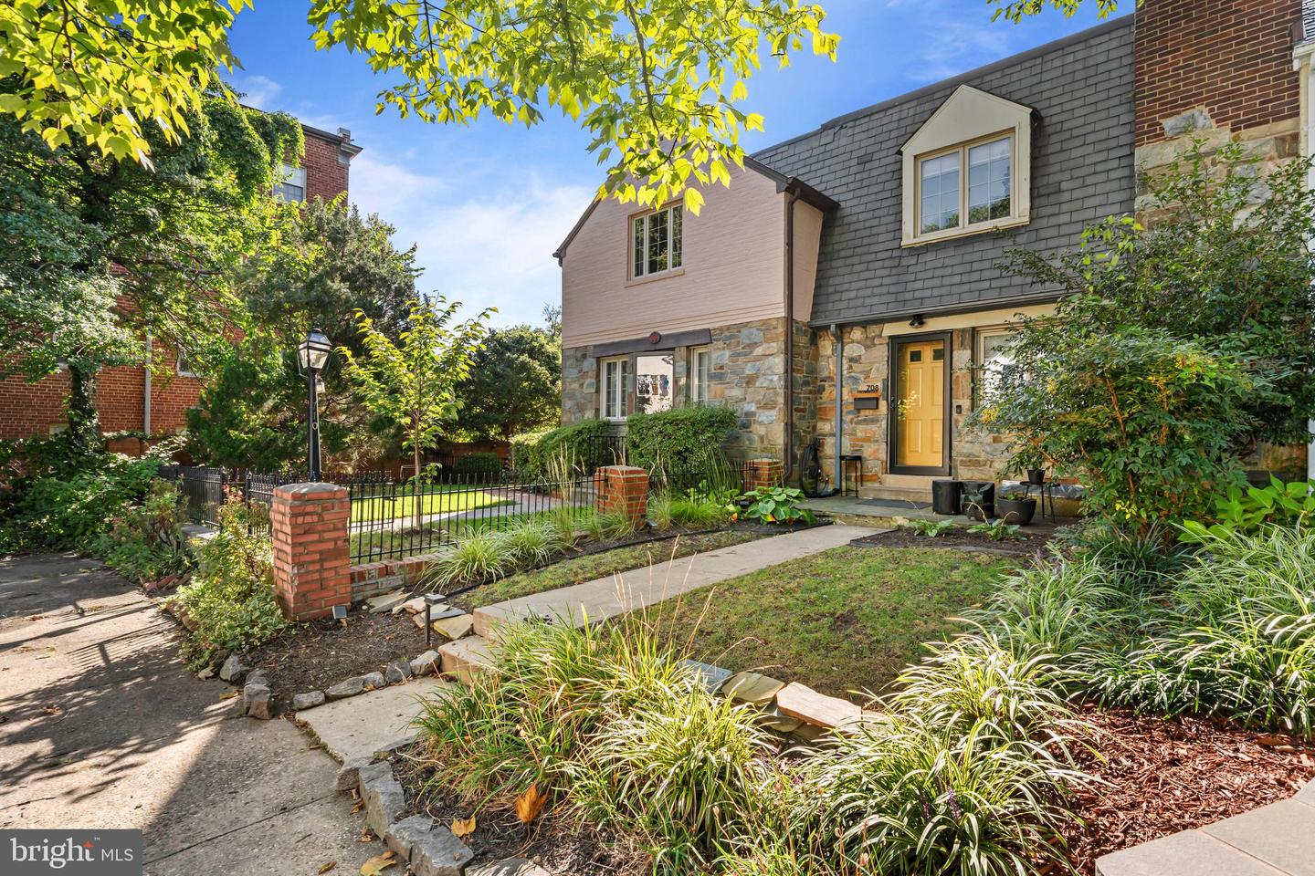 708 CHETWORTH PL, ALEXANDRIA, Virginia 22314, 2 Bedrooms Bedrooms, 9 Rooms Rooms,1 BathroomBathrooms,Residential,For sale,708 CHETWORTH PL,VAAX2050400 MLS # VAAX2050400
