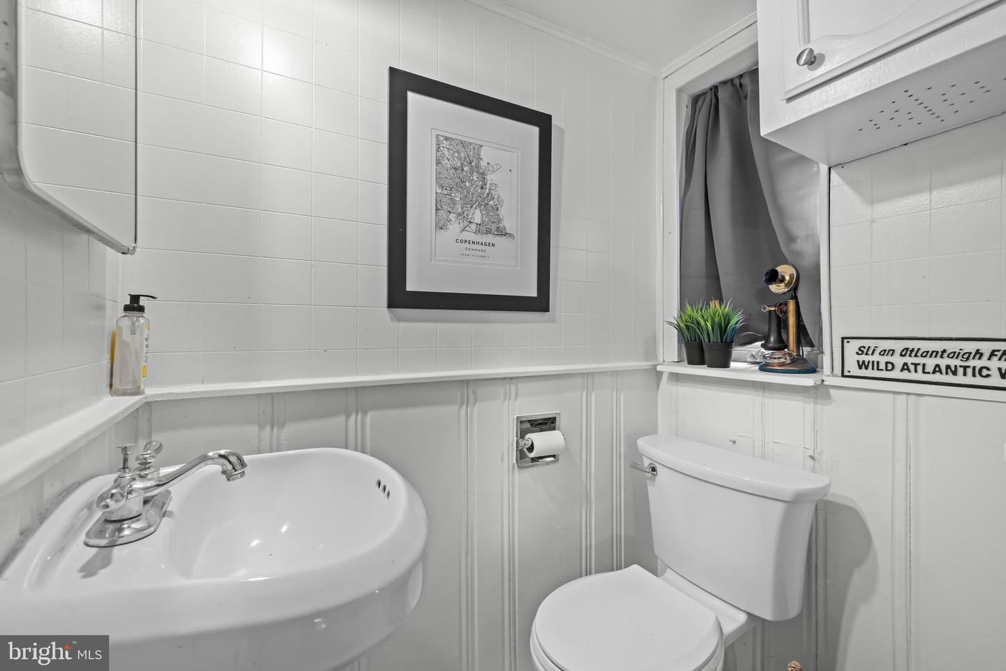 708 CHETWORTH PL, ALEXANDRIA, Virginia 22314, 2 Bedrooms Bedrooms, 9 Rooms Rooms,1 BathroomBathrooms,Residential,For sale,708 CHETWORTH PL,VAAX2050400 MLS # VAAX2050400