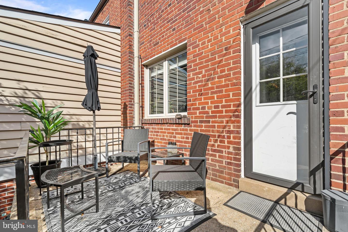 708 CHETWORTH PL, ALEXANDRIA, Virginia 22314, 2 Bedrooms Bedrooms, 9 Rooms Rooms,1 BathroomBathrooms,Residential,For sale,708 CHETWORTH PL,VAAX2050400 MLS # VAAX2050400