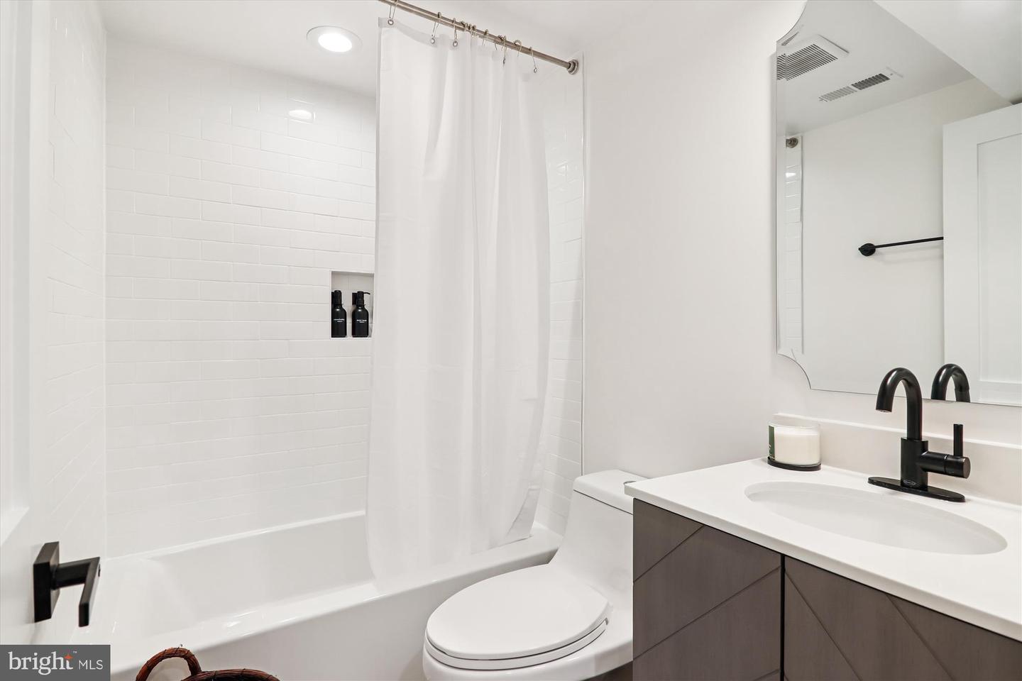 4405 NEW HAMPSHIRE AVE NW, WASHINGTON, District Of Columbia 20011, 4 Bedrooms Bedrooms, ,3 BathroomsBathrooms,Residential,For sale,4405 NEW HAMPSHIRE AVE NW,DCDC2225208 MLS # DCDC2225208