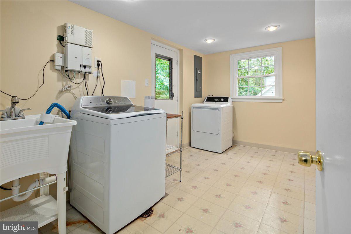 5025 KINGSTON DR, ANNANDALE, Virginia 22003, 5 Bedrooms Bedrooms, ,3 BathroomsBathrooms,Residential,For sale,5025 KINGSTON DR,VAFX2272692 MLS # VAFX2272692