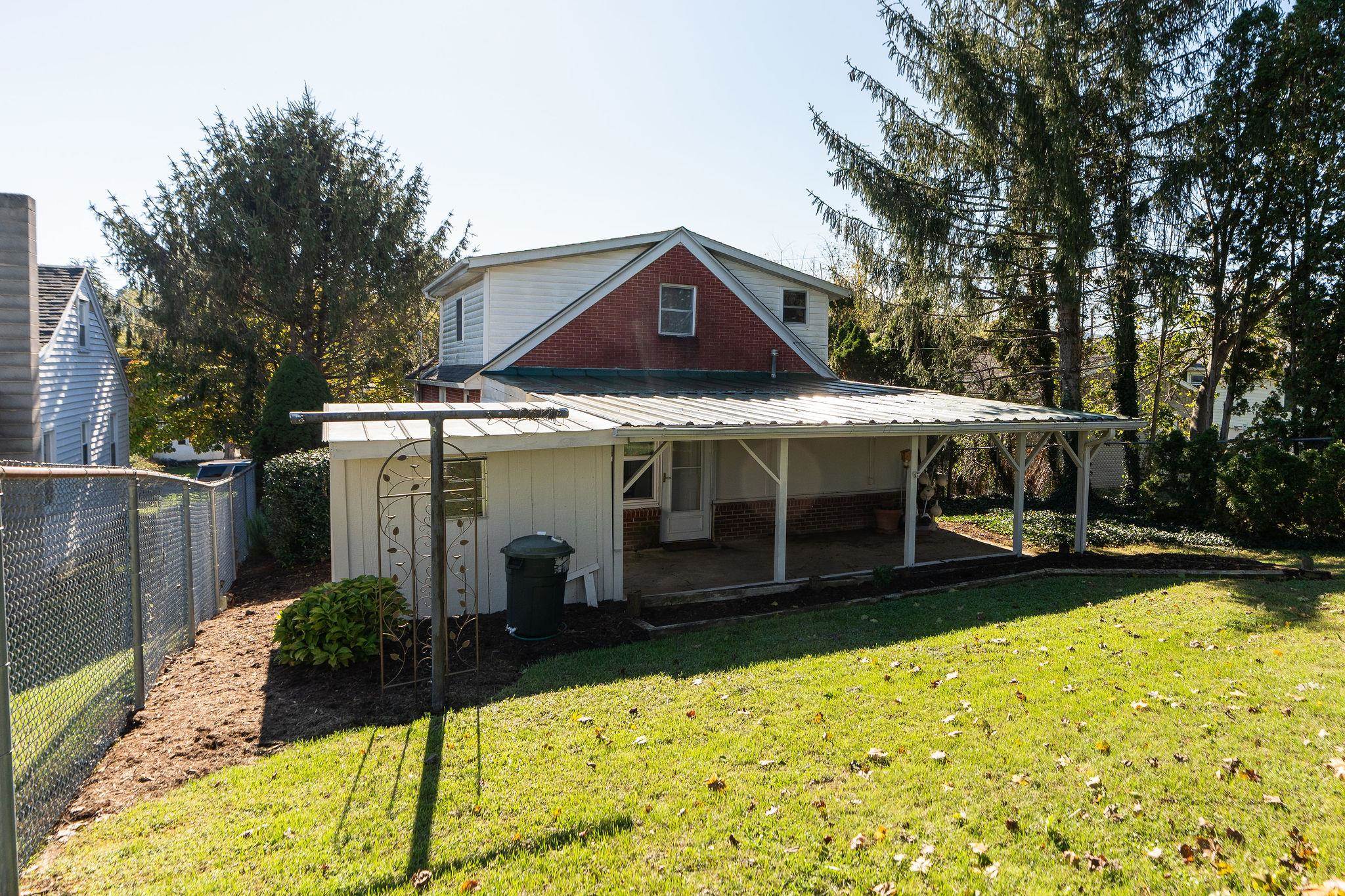 529 S LINDEN AVE, WAYNESBORO, Virginia 22980, 3 Bedrooms Bedrooms, ,1 BathroomBathrooms,Residential,529 S LINDEN AVE,669962 MLS # 669962