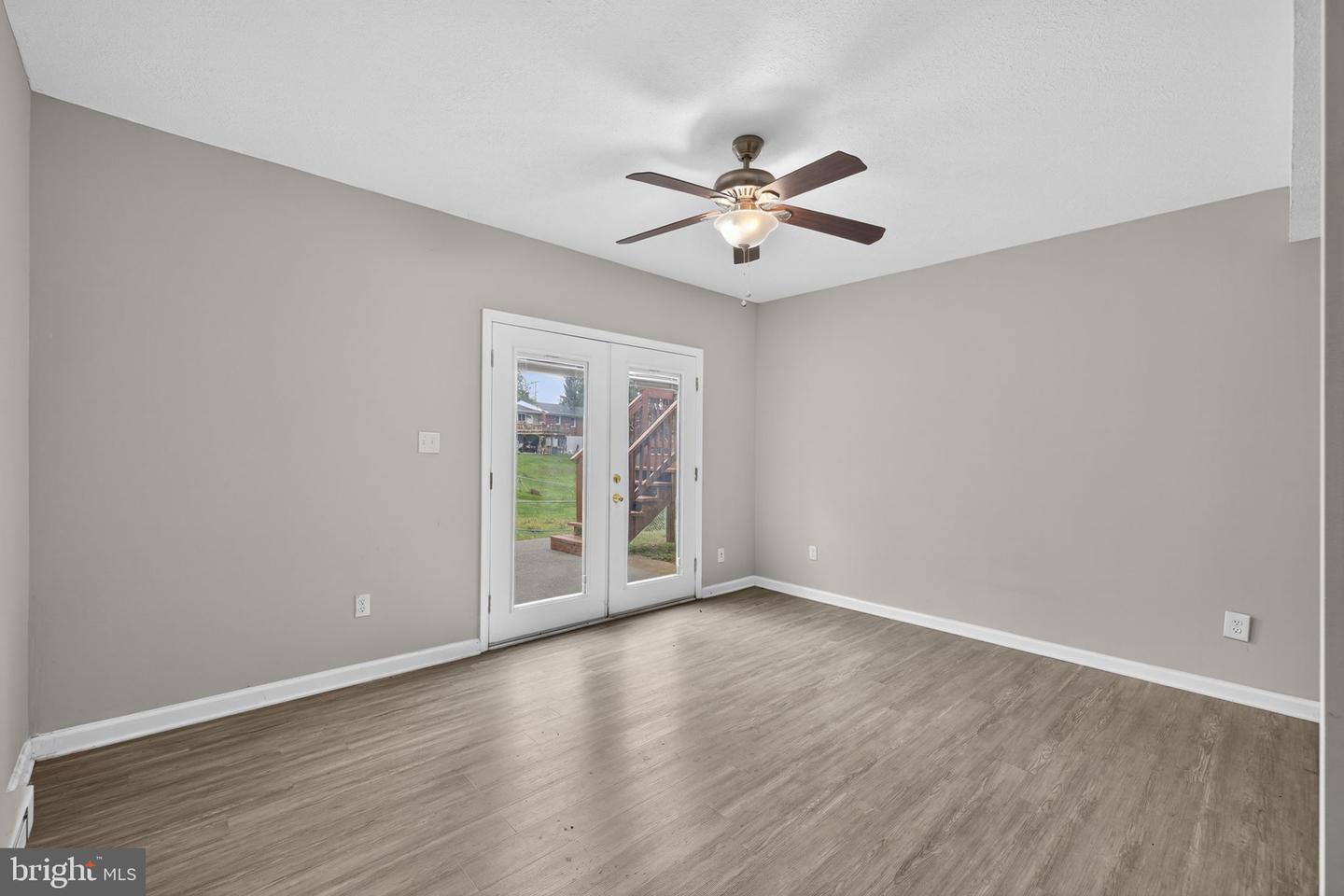 213 CREST CIR, WINCHESTER, Virginia 22602, 4 Bedrooms Bedrooms, 7 Rooms Rooms,2 BathroomsBathrooms,Residential,For sale,213 CREST CIR,VAFV2037336 MLS # VAFV2037336