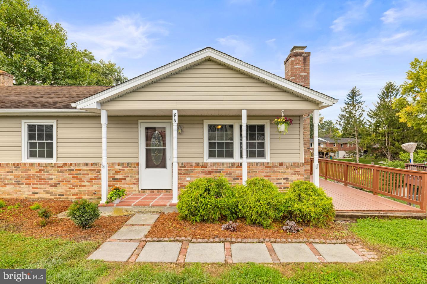 213 CREST CIR, WINCHESTER, Virginia 22602, 4 Bedrooms Bedrooms, 7 Rooms Rooms,2 BathroomsBathrooms,Residential,For sale,213 CREST CIR,VAFV2037336 MLS # VAFV2037336