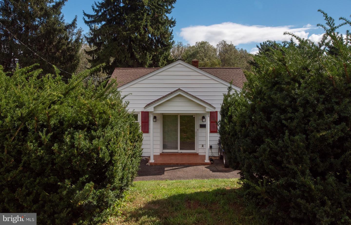 20 WATERFALL RD, CHESTER GAP, Virginia 22623, 2 Bedrooms Bedrooms, ,1 BathroomBathrooms,Residential,For sale,20 WATERFALL RD,VARP2002324 MLS # VARP2002324