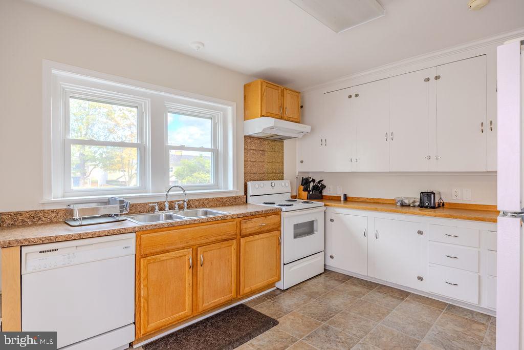 10-12 W CECIL ST, WINCHESTER, Virginia 22601, 4 Bedrooms Bedrooms, ,3 BathroomsBathrooms,Residential,For sale,10-12 W CECIL ST,VAWI2009186 MLS # VAWI2009186