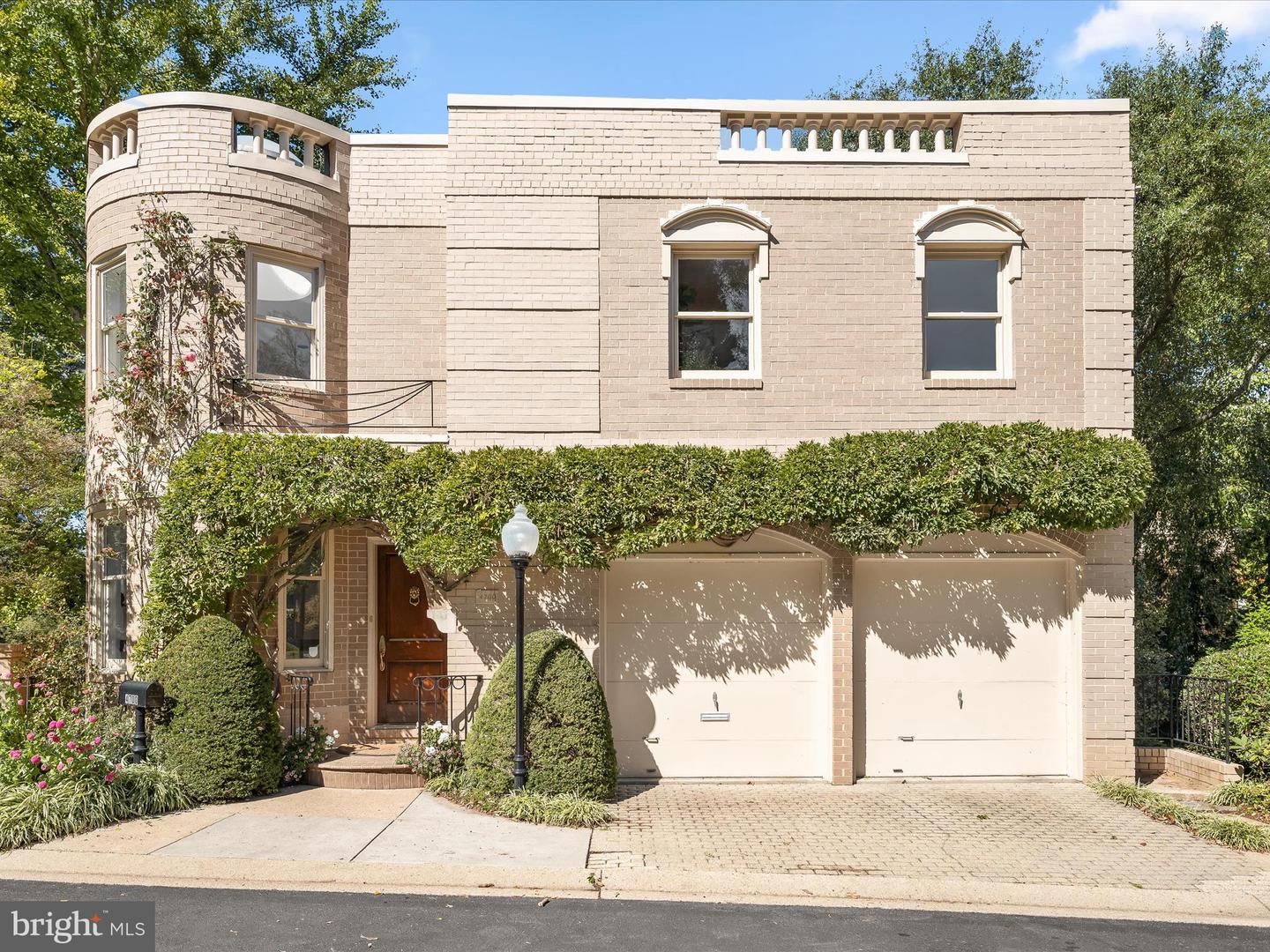 4700 FOXHALL CRES NW, WASHINGTON, District Of Columbia 20007, 4 Bedrooms Bedrooms, ,4 BathroomsBathrooms,Residential,For sale,4700 FOXHALL CRES NW,DCDC2225796 MLS # DCDC2225796