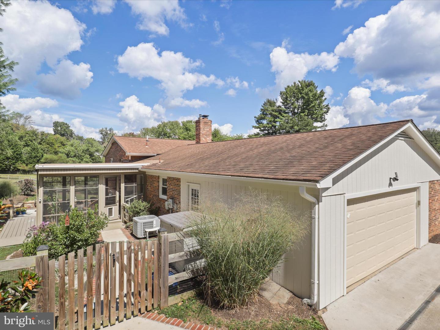 2736 CALKINS RD, HERNDON, Virginia 20171, 3 Bedrooms Bedrooms, 16 Rooms Rooms,4 BathroomsBathrooms,Residential,For sale,2736 CALKINS RD,VAFX2273088 MLS # VAFX2273088