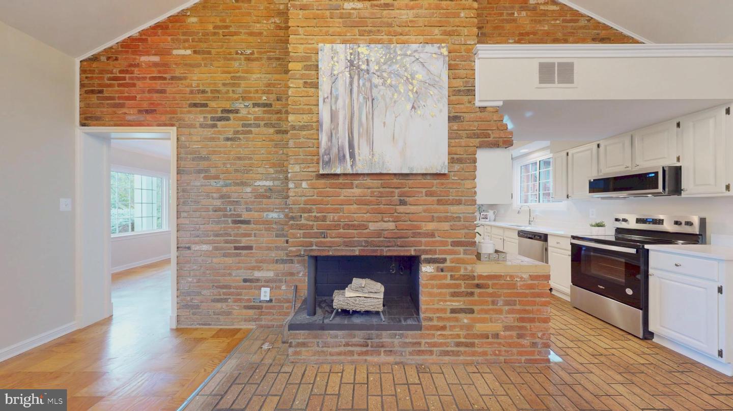 7204 REGENT DR, ALEXANDRIA, Virginia 22307, 4 Bedrooms Bedrooms, 7 Rooms Rooms,2 BathroomsBathrooms,Residential,For sale,7204 REGENT DR,VAFX2273098 MLS # VAFX2273098