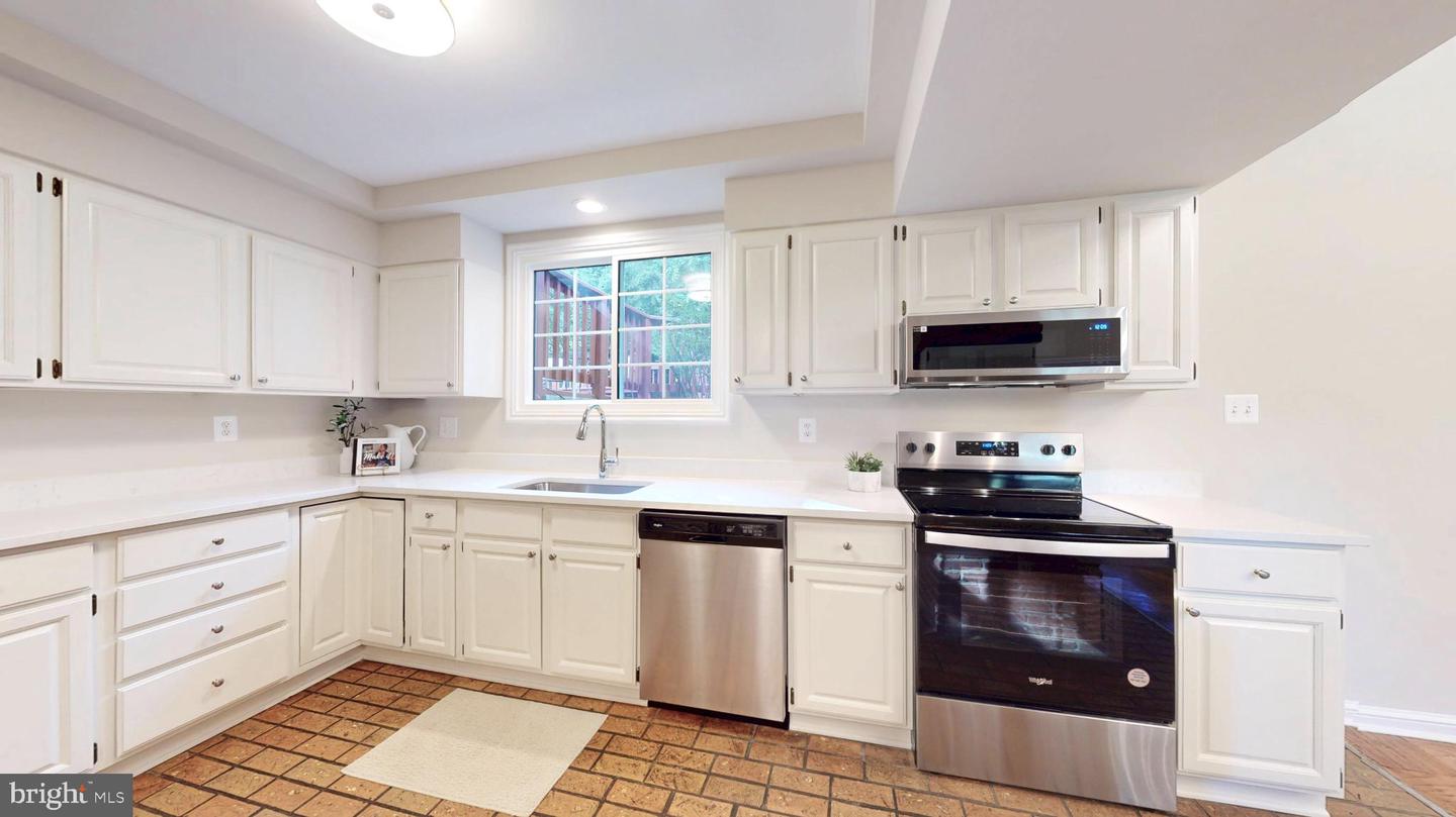 7204 REGENT DR, ALEXANDRIA, Virginia 22307, 4 Bedrooms Bedrooms, 7 Rooms Rooms,2 BathroomsBathrooms,Residential,For sale,7204 REGENT DR,VAFX2273098 MLS # VAFX2273098