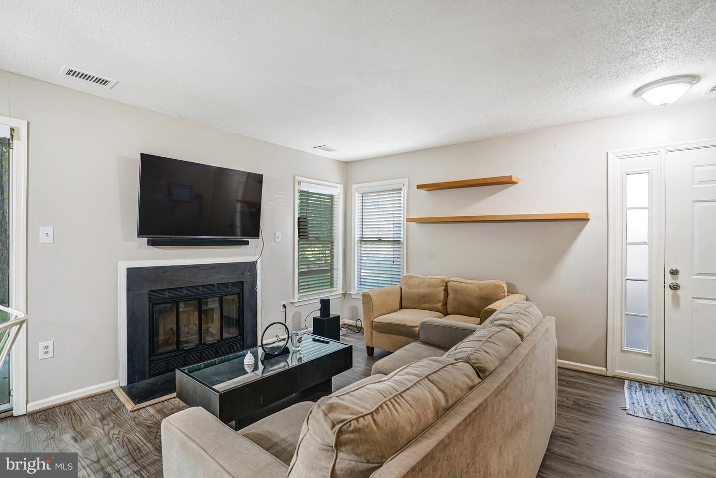7598-L LAKESIDE VILLAGE DR #L, FALLS CHURCH, Virginia 22042, 1 Bedroom Bedrooms, 5 Rooms Rooms,1 BathroomBathrooms,Residential,For sale,7598-L LAKESIDE VILLAGE DR #L,VAFX2273278 MLS # VAFX2273278
